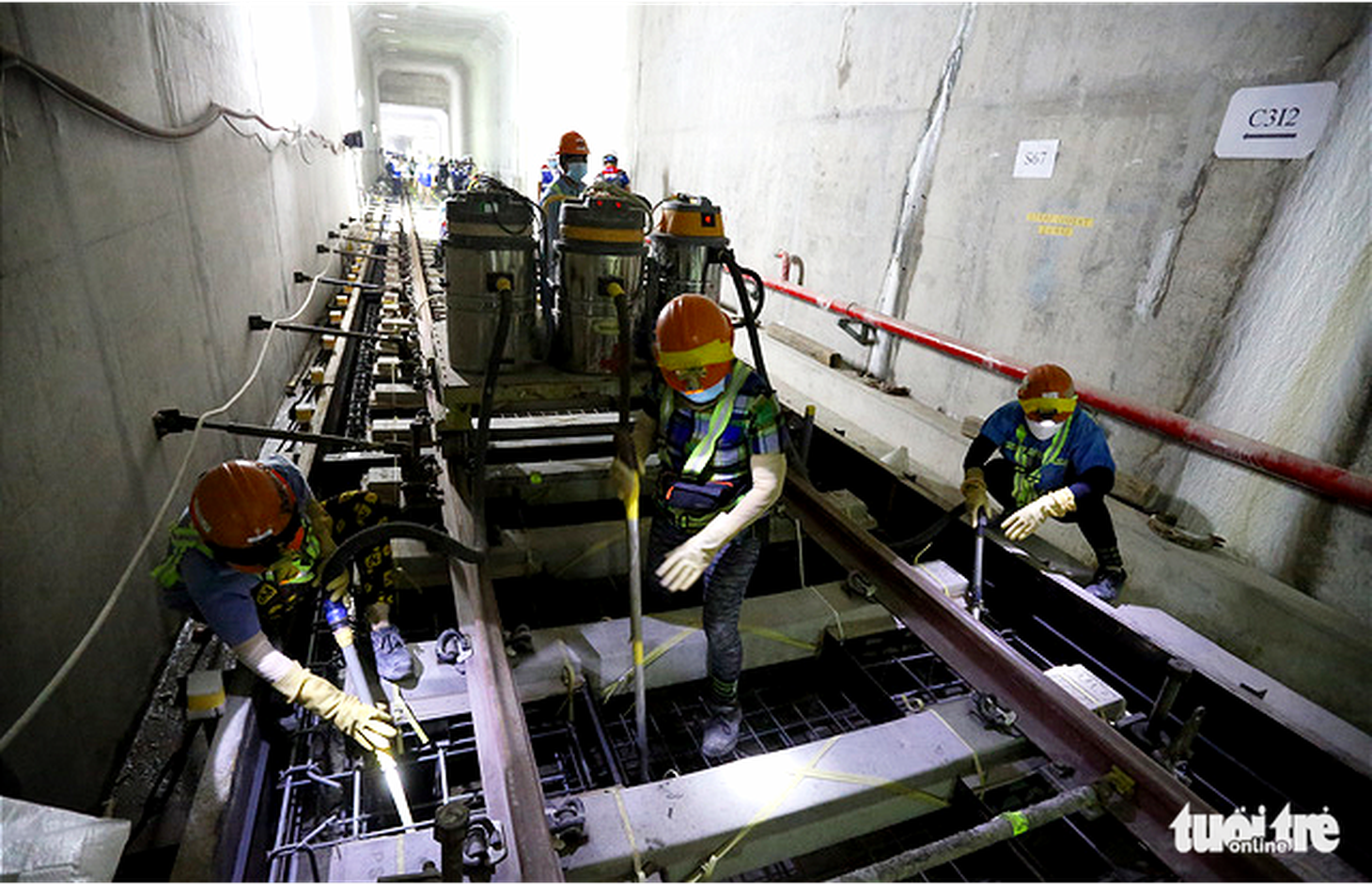 Cận cảnh lắp đặt những đoạn đường ray cuối cùng tuyến metro Bến Thành - Suối Tiên - Ảnh 3.