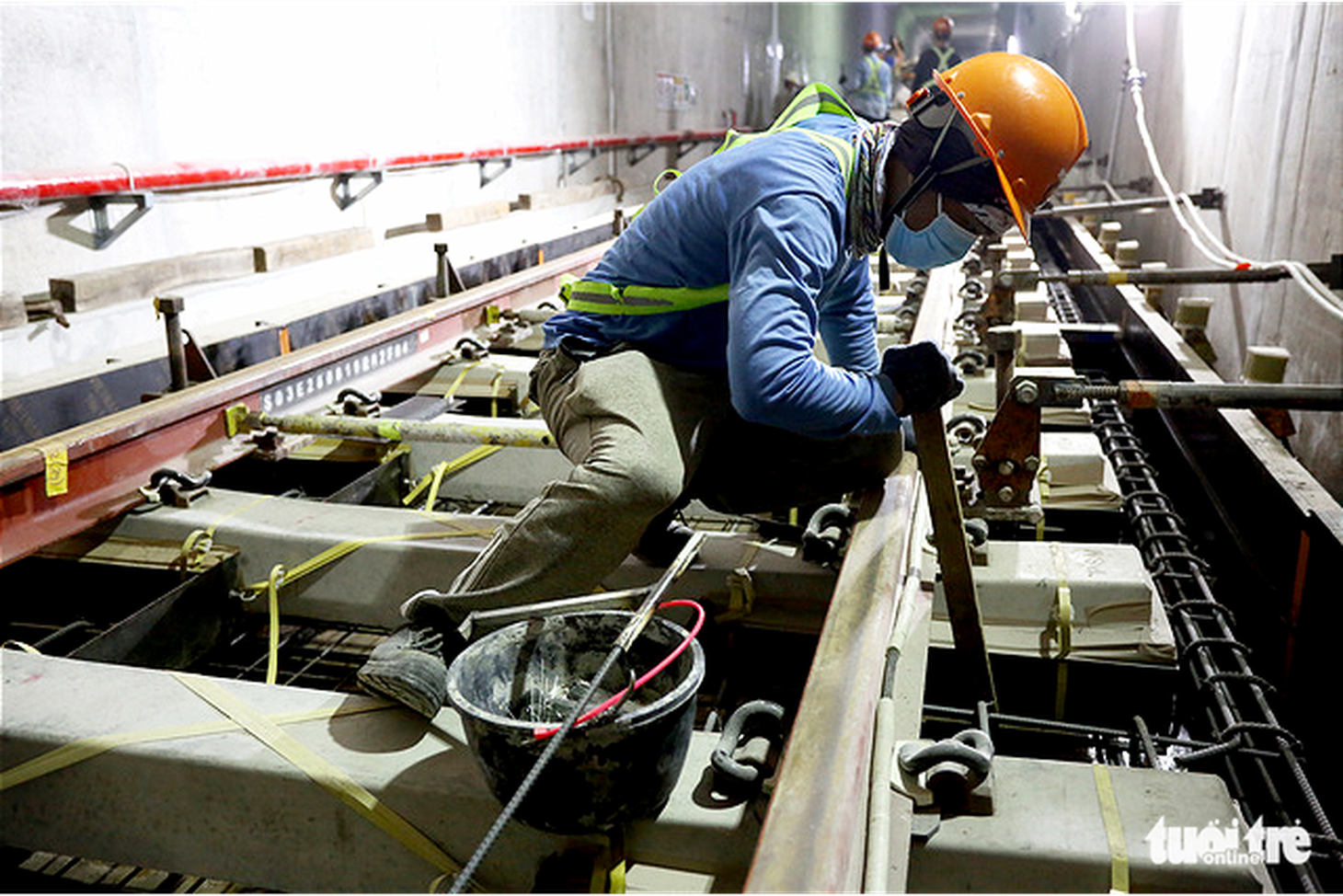 Cận cảnh lắp đặt những đoạn đường ray cuối cùng tuyến metro Bến Thành - Suối Tiên - Ảnh 4.