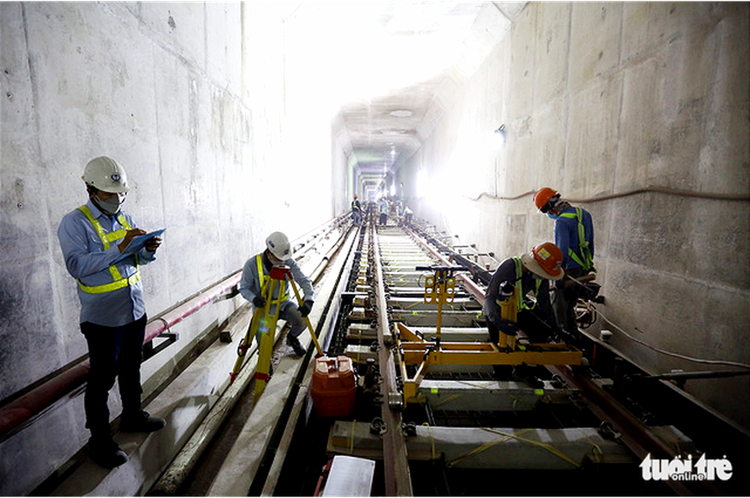 Cận cảnh lắp đặt những đoạn đường ray cuối cùng tuyến metro Bến Thành - Suối Tiên - Ảnh 5.