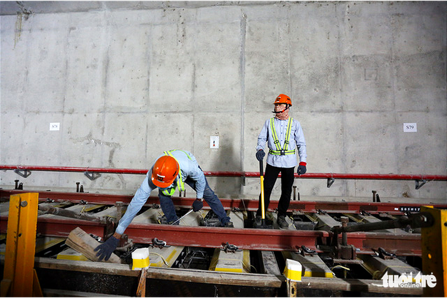 Cận cảnh lắp đặt những đoạn đường ray cuối cùng tuyến metro Bến Thành - Suối Tiên - Ảnh 6.