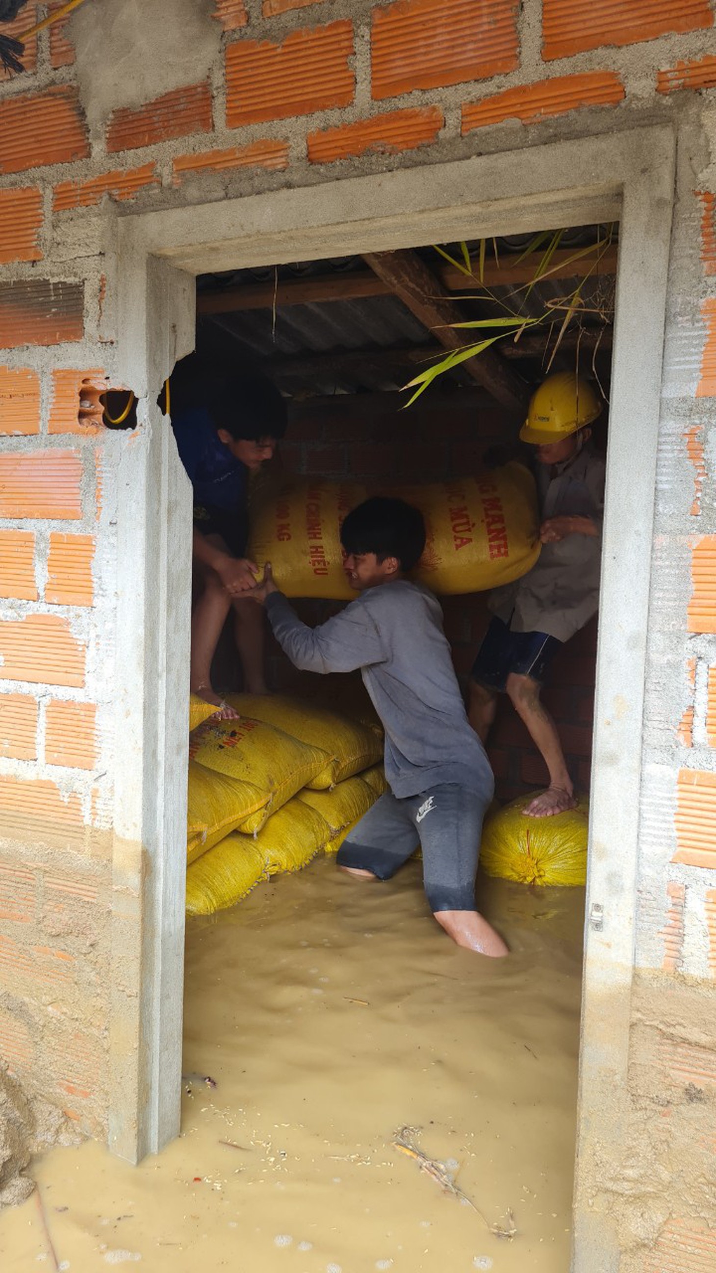 Cận cảnh hiện trường vụ sạt lở kinh hoàng ở núi Cấm - Ảnh 12.