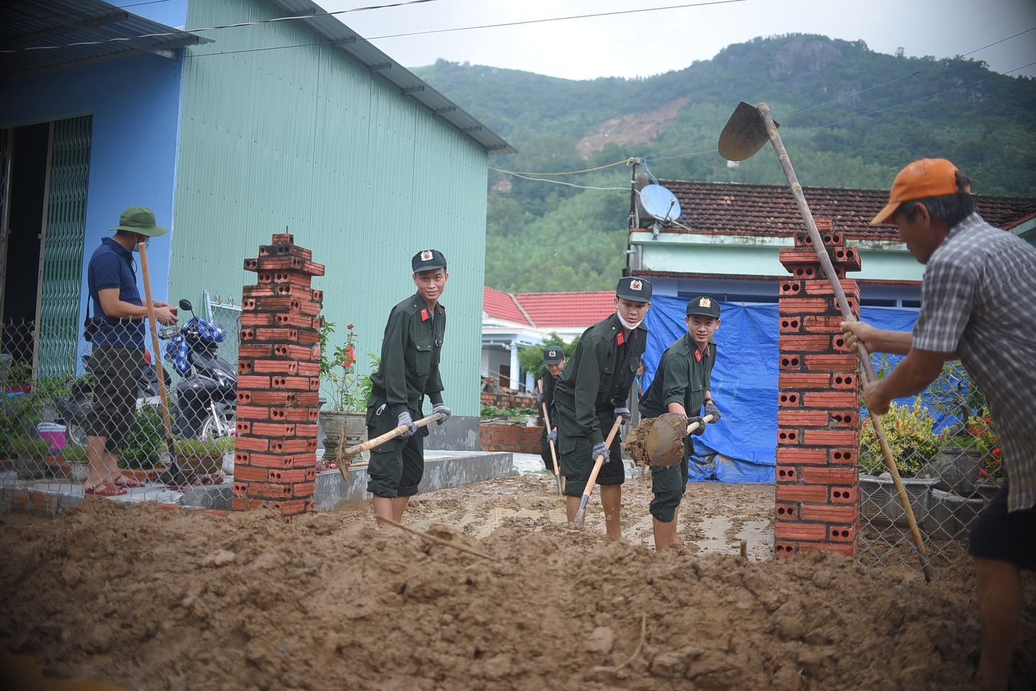 Khắc phục hậu quả sạt lở kinh hoàng ở núi Cấm: Thấy bộ đội đến, cả xóm ai cũng mừng - Ảnh 5.