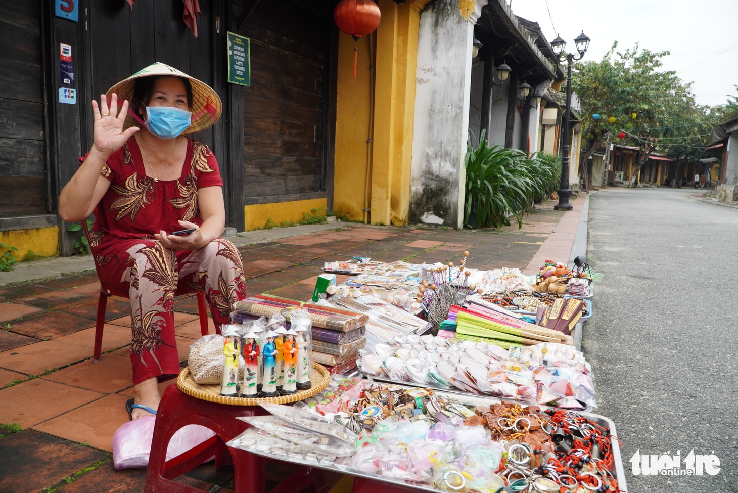Du khách quốc tế ngồi xích lô, thả bước dạo phố cổ Hội An - Ảnh 16.