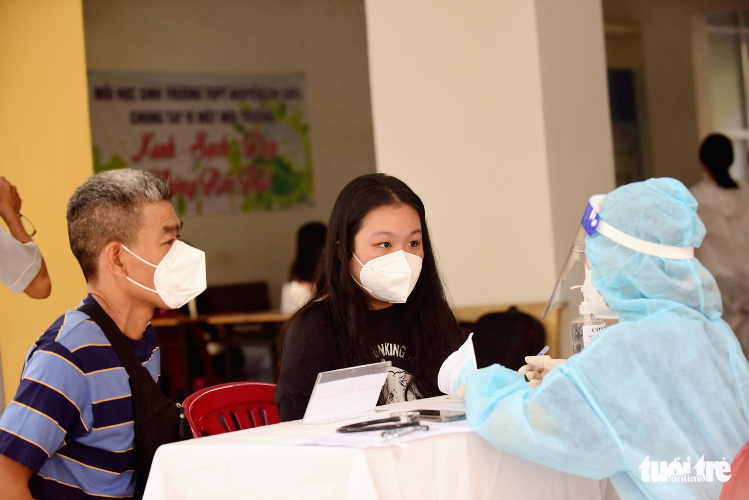 ‘Con tiêm xong 2 mũi vắc xin, đến trường đỡ lo hơn - Ảnh 1.