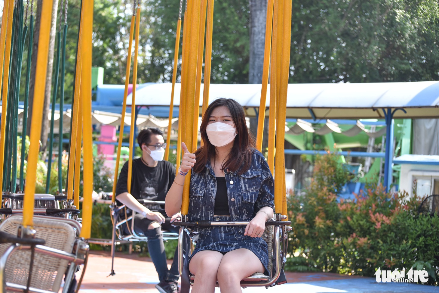 Đầm Sen mở cửa lại, người dân đến thư giãn cuối tuần - Ảnh 1.