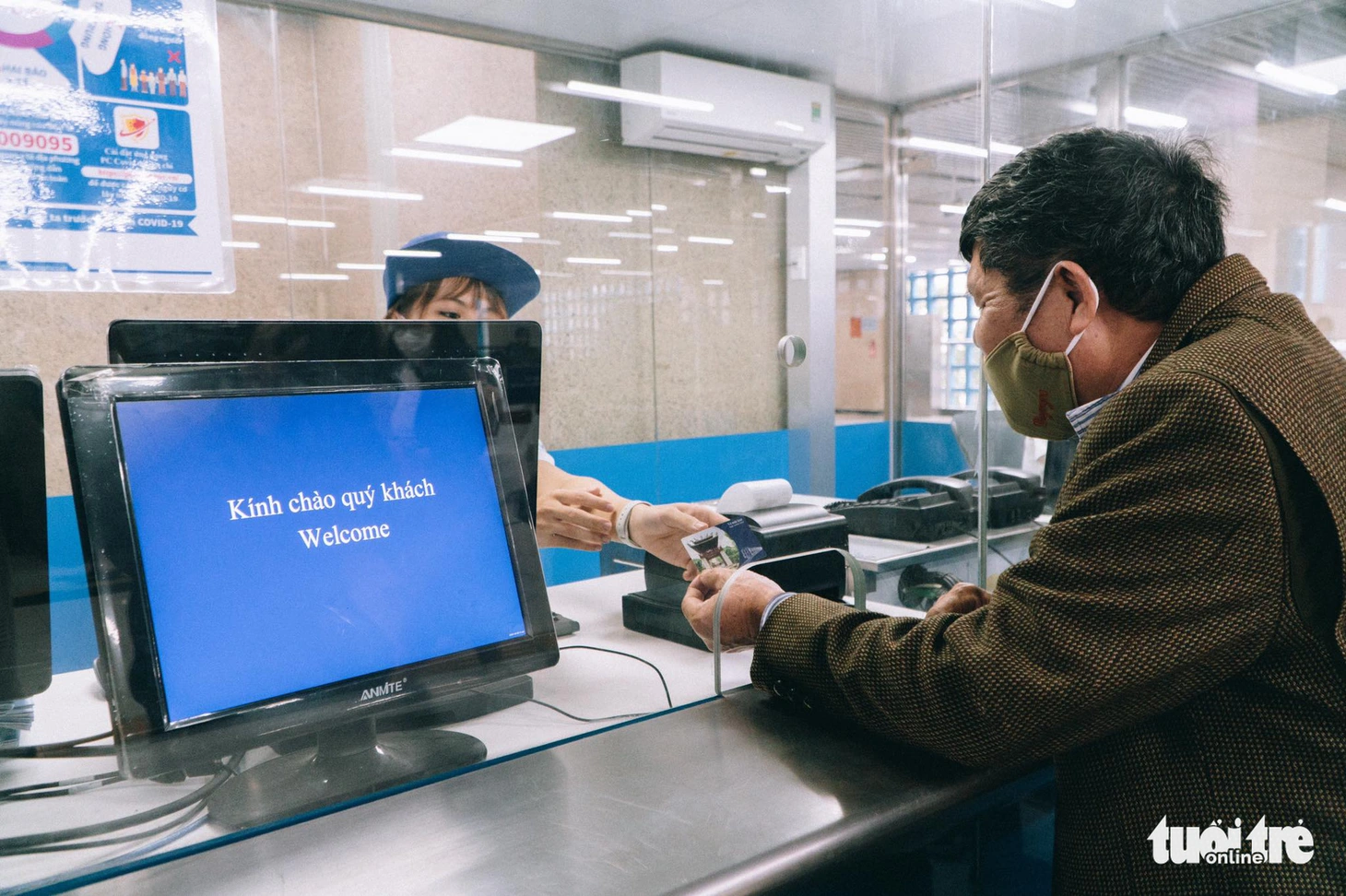 Đi tàu Cát Linh - Hà Đông: Lấy vé cách nào, quẹt vé ra sao, lên tàu cần tuân thủ quy tắc gì? - Ảnh 2.