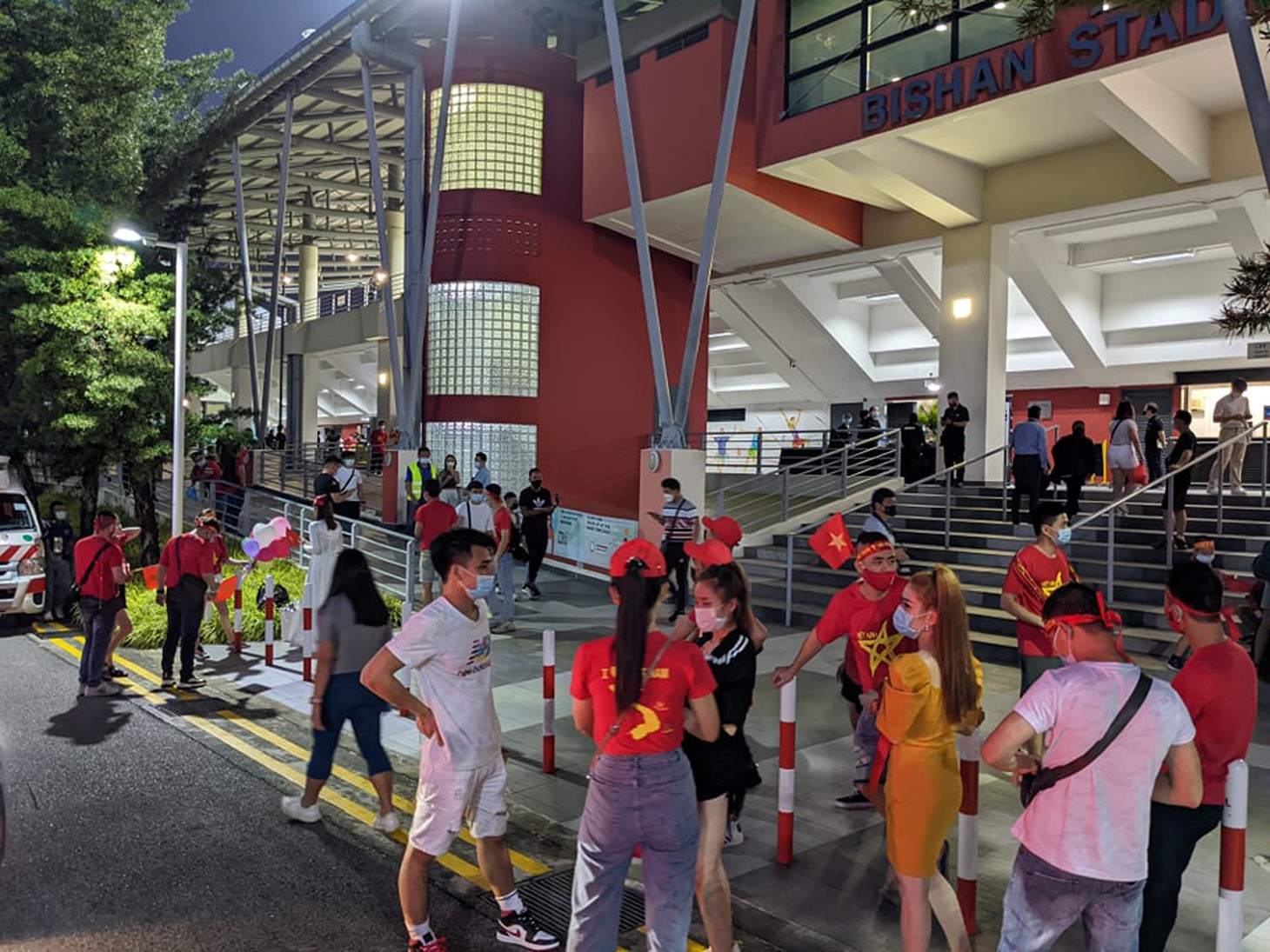 Nhiều cổ động viên đổ về Bishan, sẵn sàng tiếp lửa tuyển Việt Nam đấu Malaysia - Ảnh 4.
