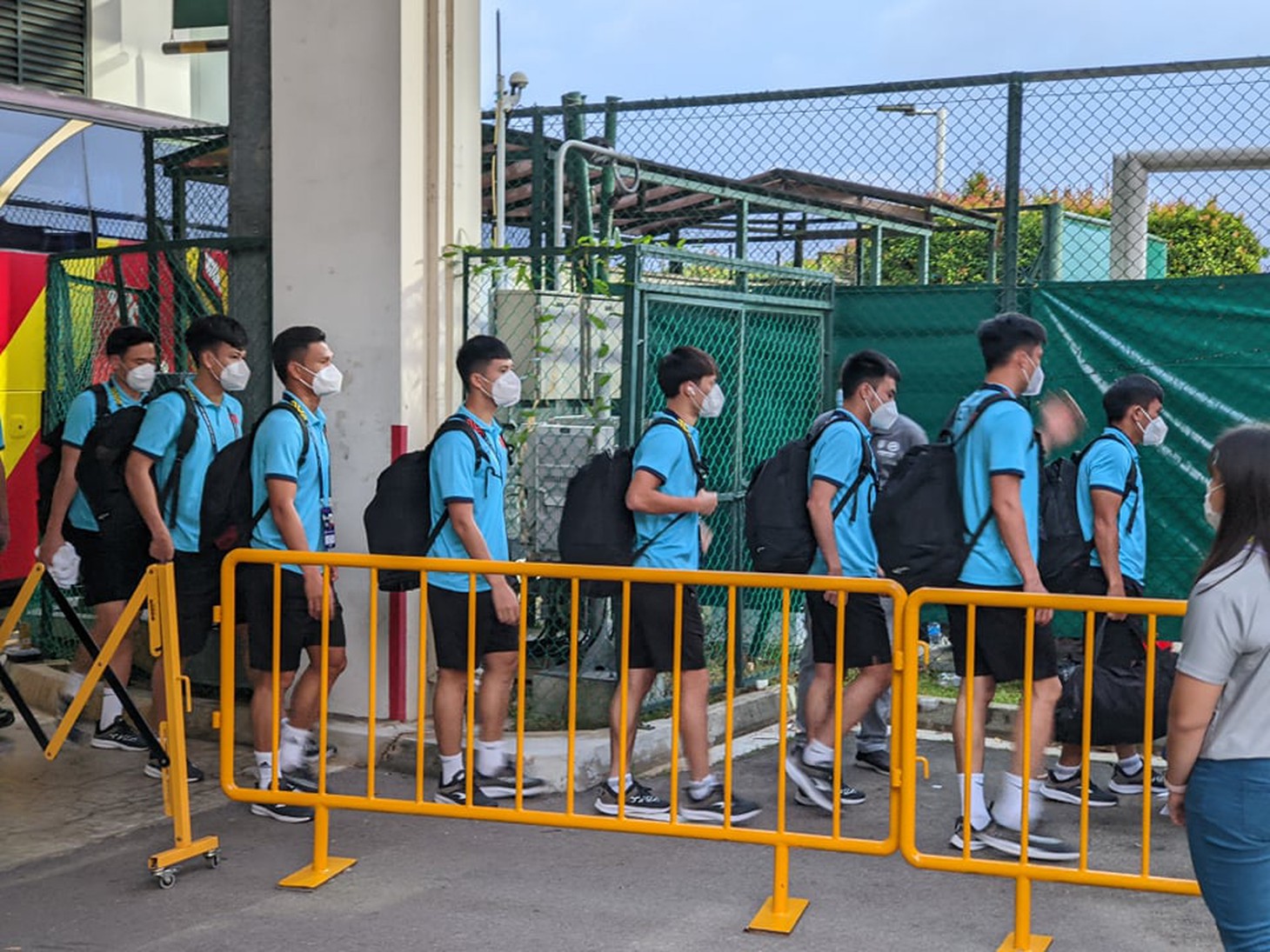 Nhiều cổ động viên đổ về Bishan, sẵn sàng tiếp lửa tuyển Việt Nam đấu Malaysia - Ảnh 6.