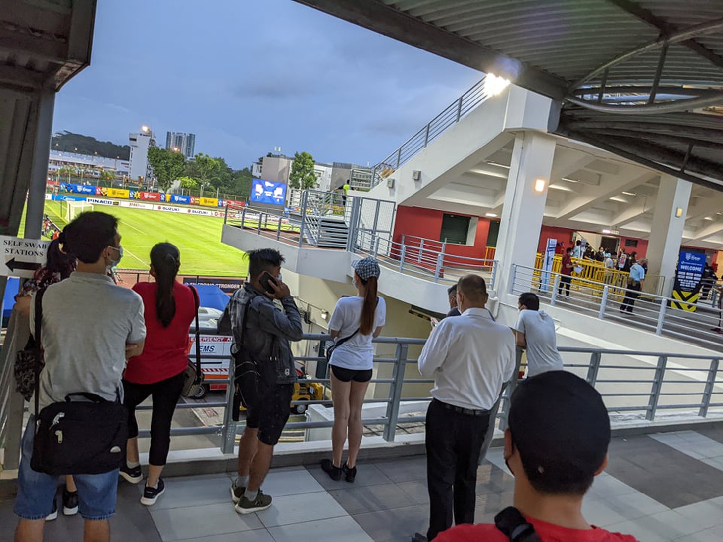 Nhiều cổ động viên đổ về Bishan, sẵn sàng tiếp lửa tuyển Việt Nam đấu Malaysia - Ảnh 3.
