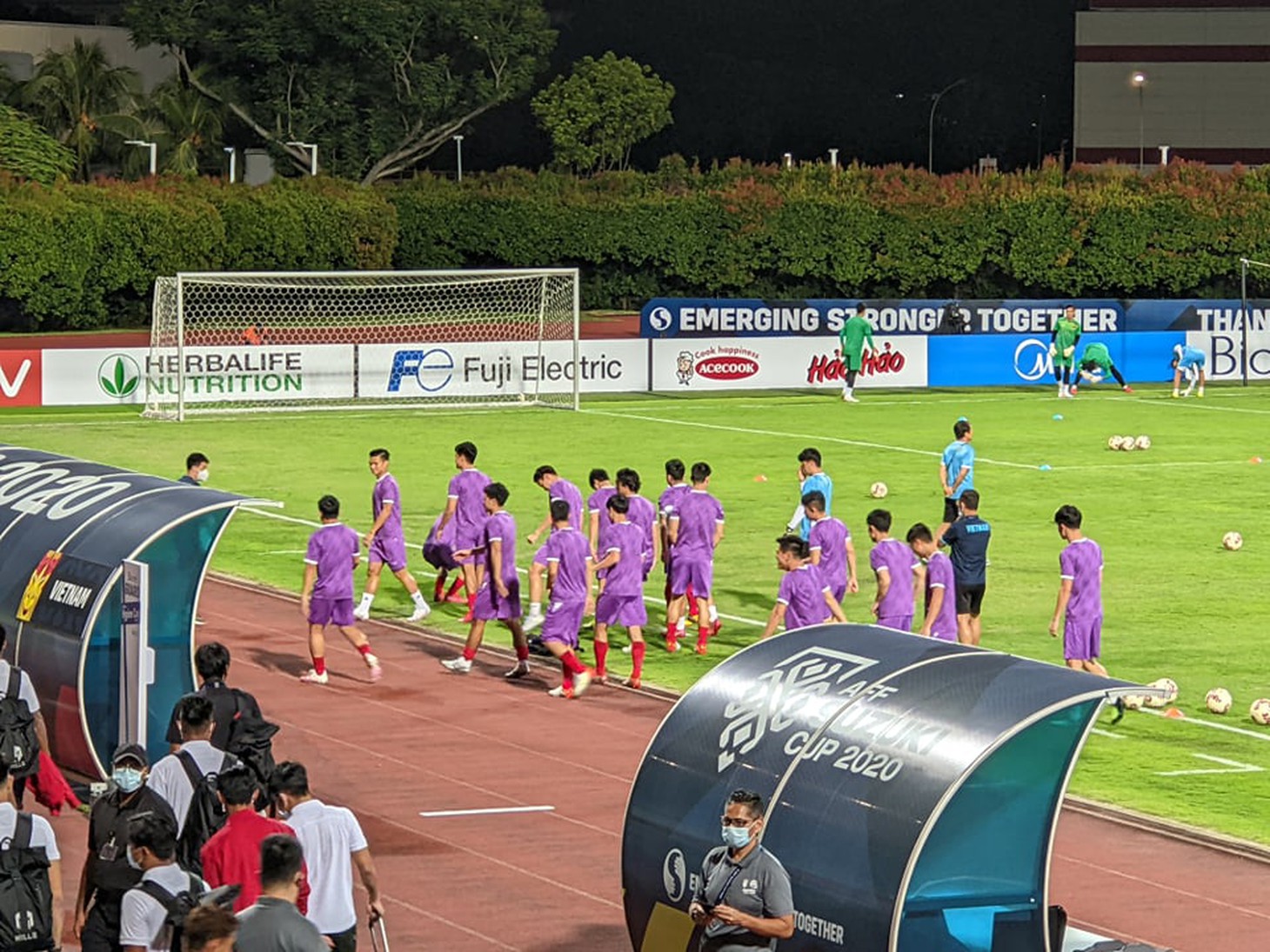 Nhiều cổ động viên đổ về Bishan, sẵn sàng tiếp lửa tuyển Việt Nam đấu Malaysia - Ảnh 8.