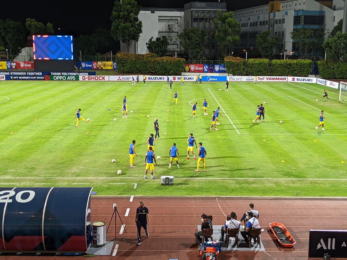 Nhiều cổ động viên đổ về Bishan, sẵn sàng tiếp lửa tuyển Việt Nam đấu Malaysia - Ảnh 9.