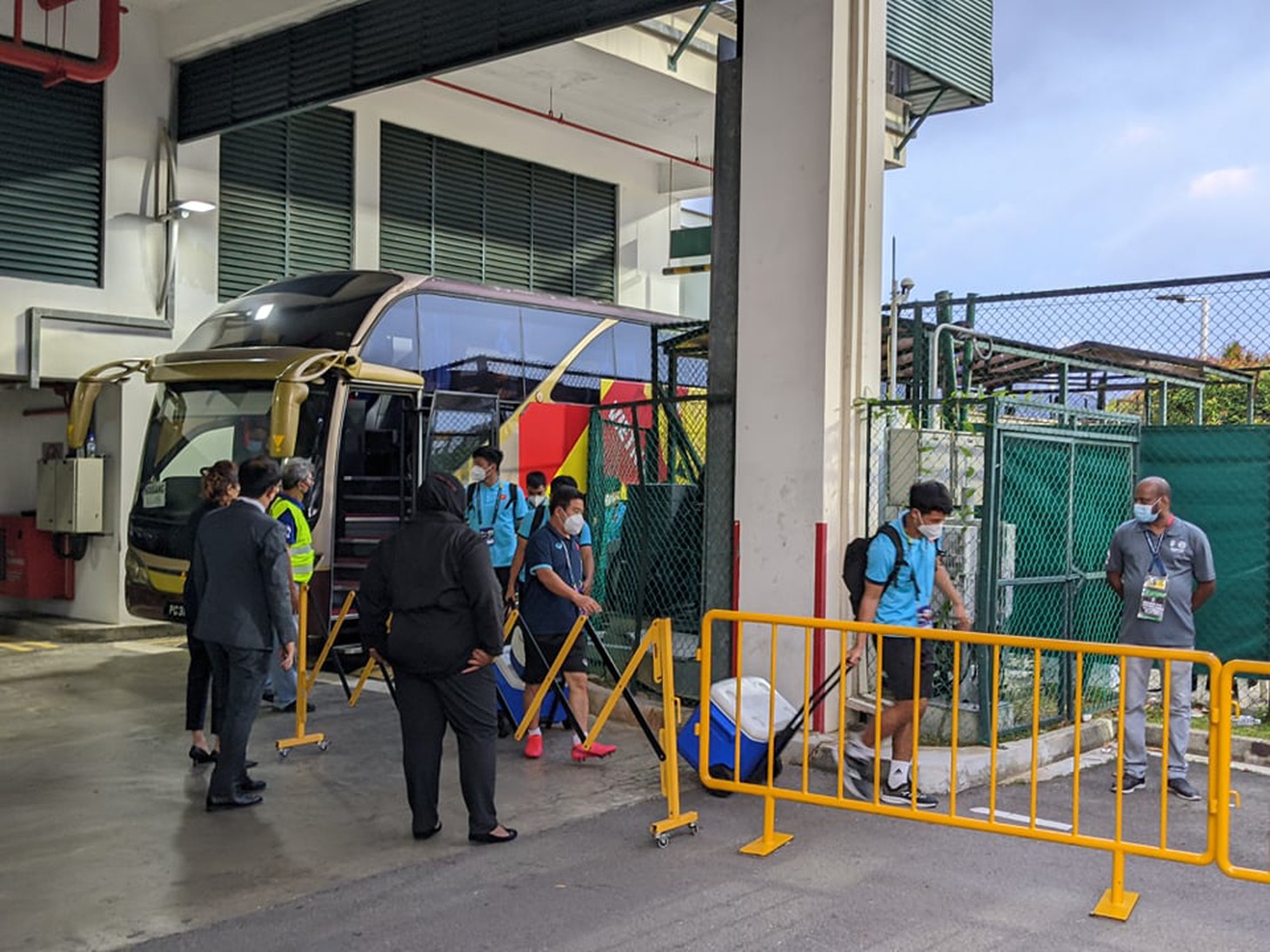 Nhiều cổ động viên đổ về Bishan, sẵn sàng tiếp lửa tuyển Việt Nam đấu Malaysia - Ảnh 5.