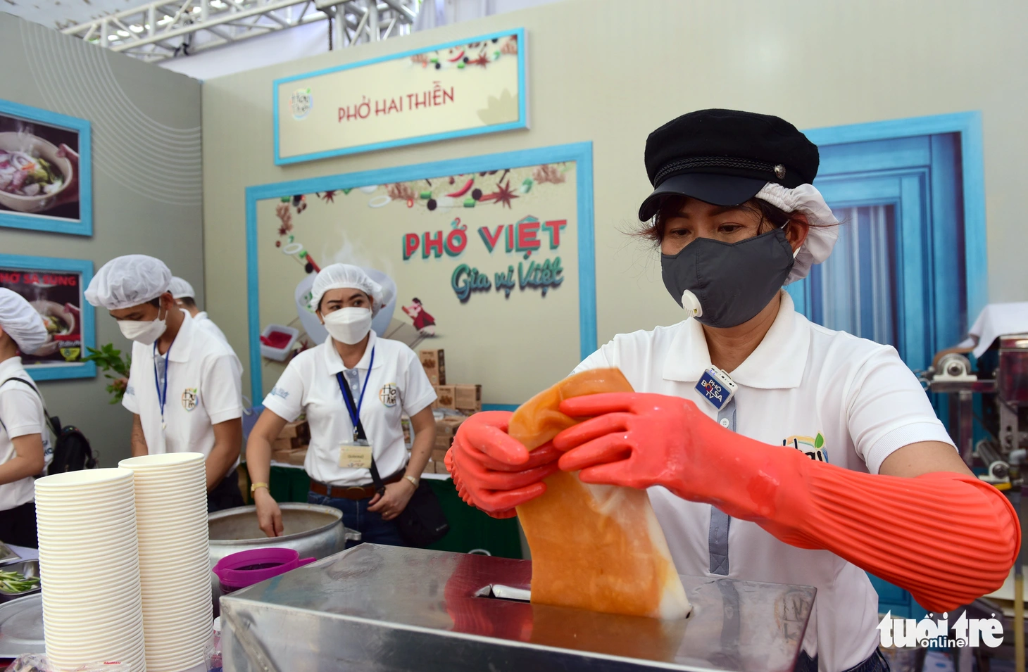 Gian hàng làm bánh phở trực tiếp tại Ngày của Phở 12-12 hút khách - Ảnh 1.