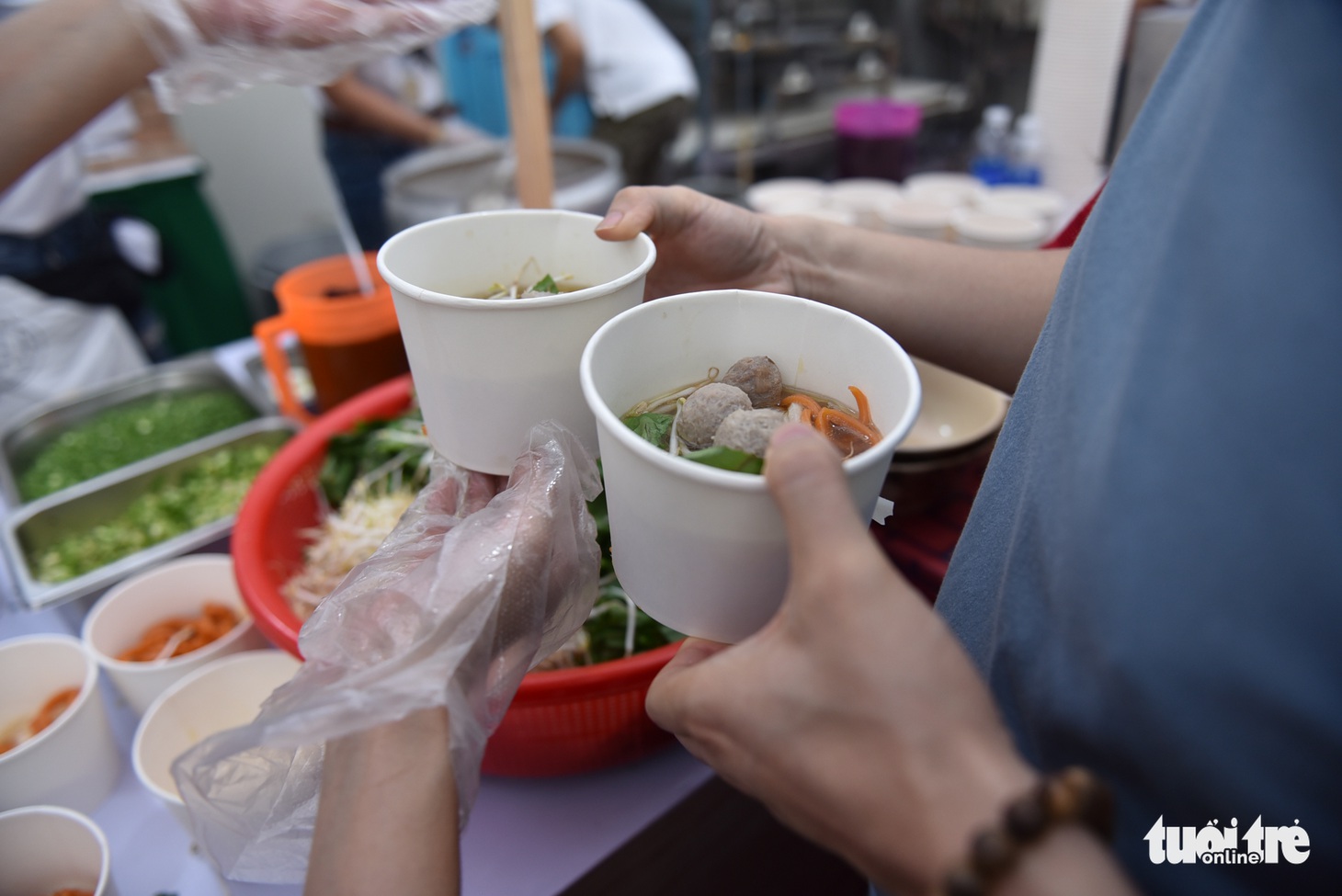 Gian hàng làm bánh phở trực tiếp tại Ngày của Phở 12-12 hút khách - Ảnh 9.