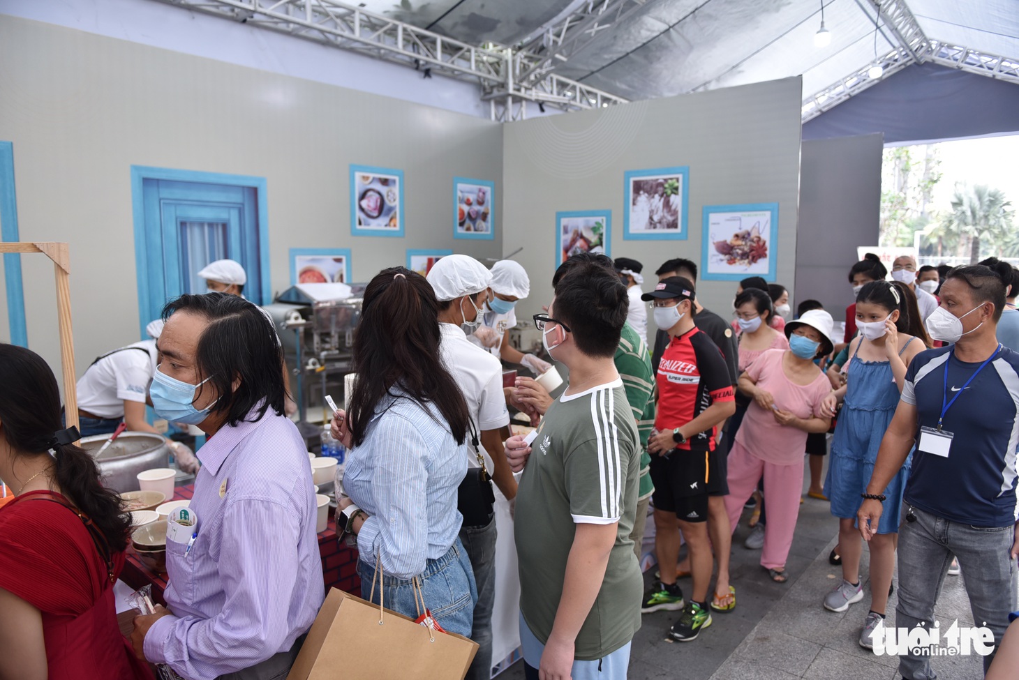 Gian hàng làm bánh phở trực tiếp tại Ngày của Phở 12-12 hút khách - Ảnh 10.