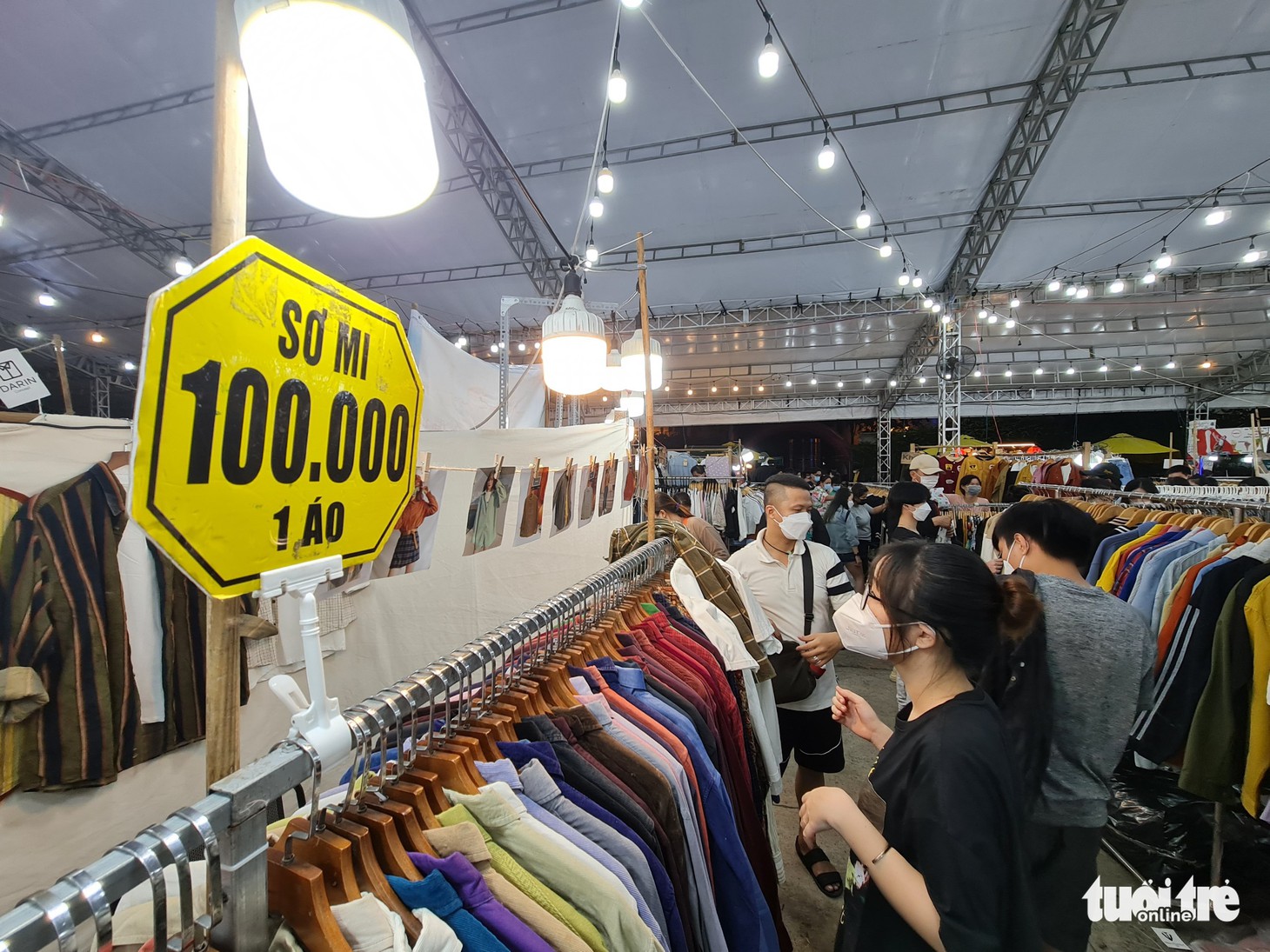 Giới trẻ TP.HCM ‘săn’ hàng sale cuối năm - Ảnh 7.