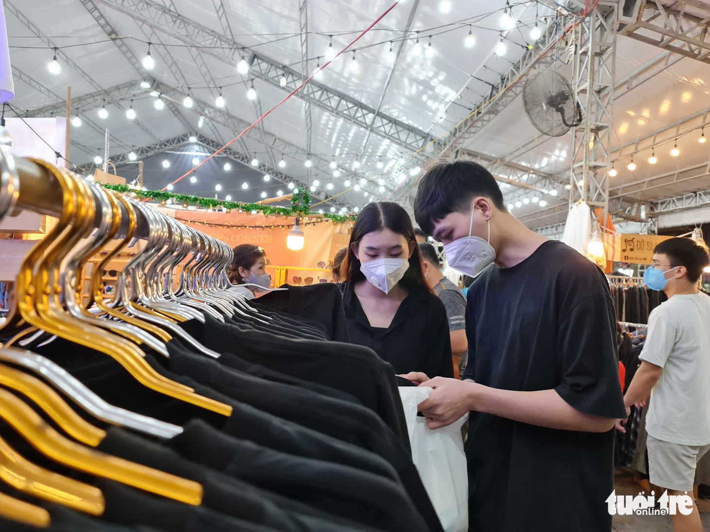 Giới trẻ TP.HCM ‘săn’ hàng sale cuối năm - Ảnh 4.