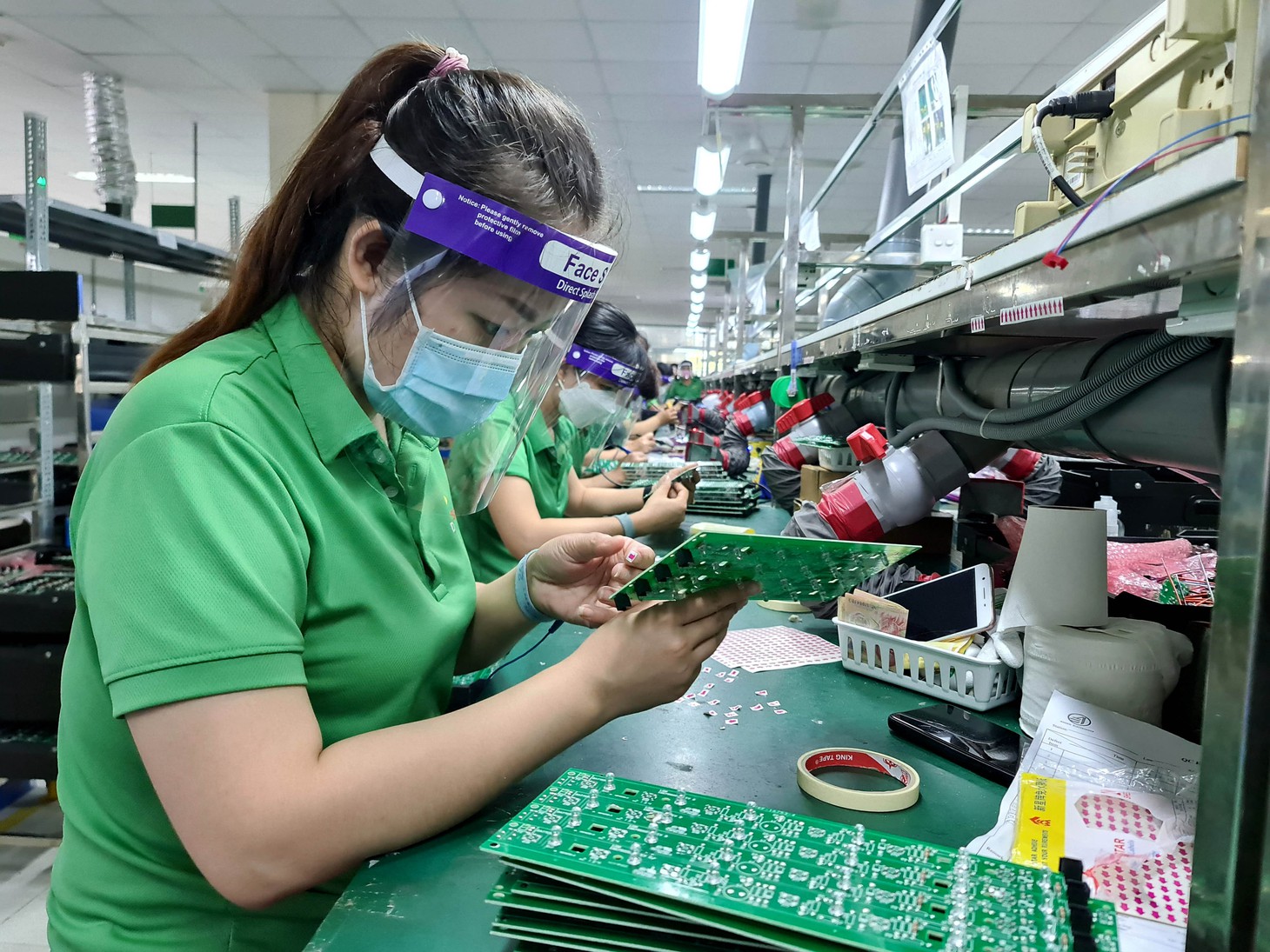 Siết phòng dịch để không gián đoạn sản xuất - Ảnh 2.