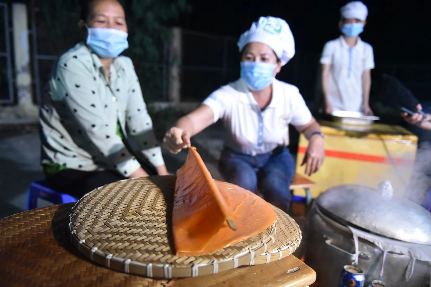 Tráng bánh phở, nấu nước dùng thâu đêm mở tiệc phở trên đảo Thiềng Liềng - Ảnh 3.