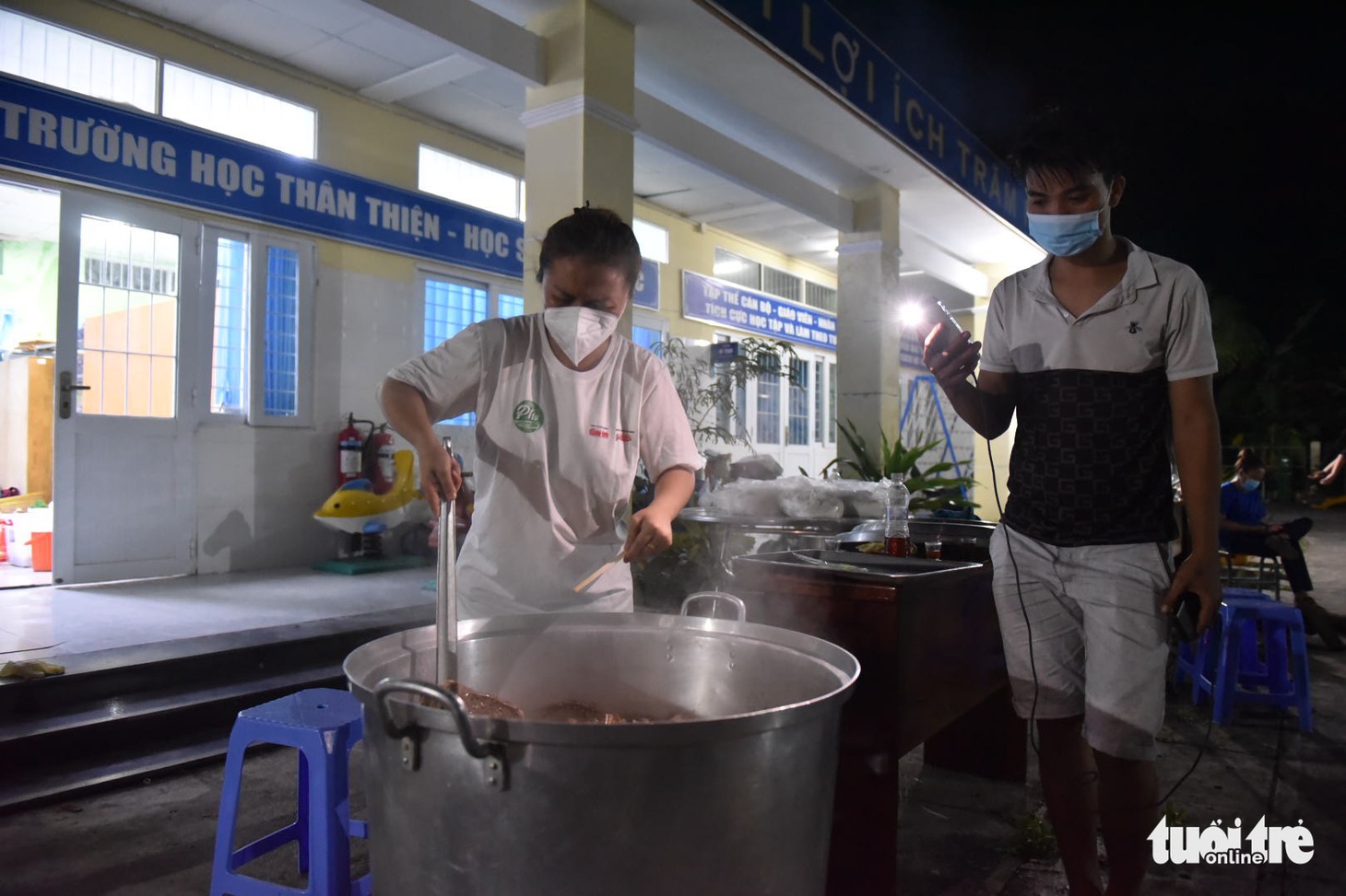 Tráng bánh phở, nấu nước dùng thâu đêm mở tiệc phở trên đảo Thiềng Liềng - Ảnh 2.
