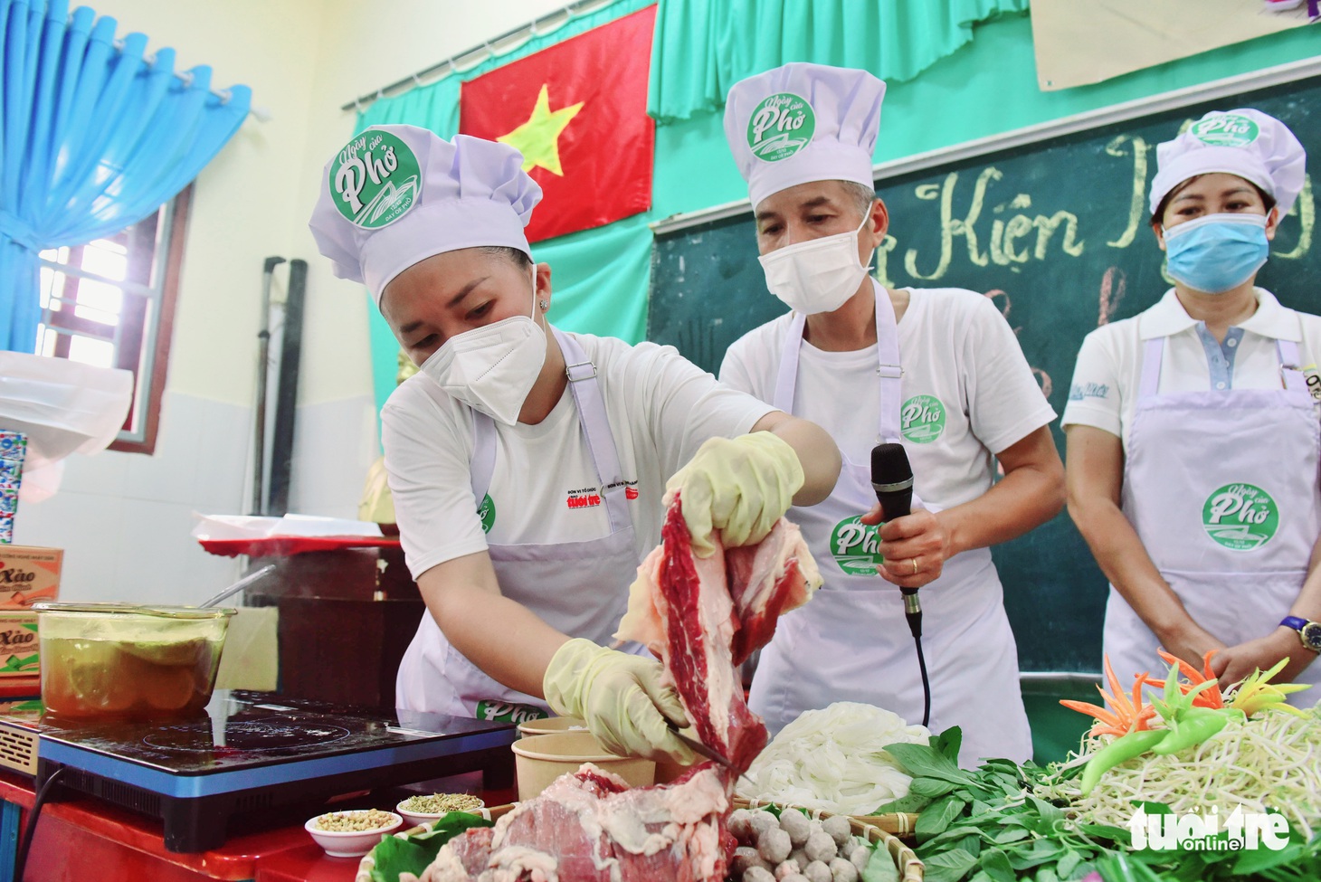 Người dân đảo Thiềng Liềng hào hứng học nấu phở - Ảnh 1.