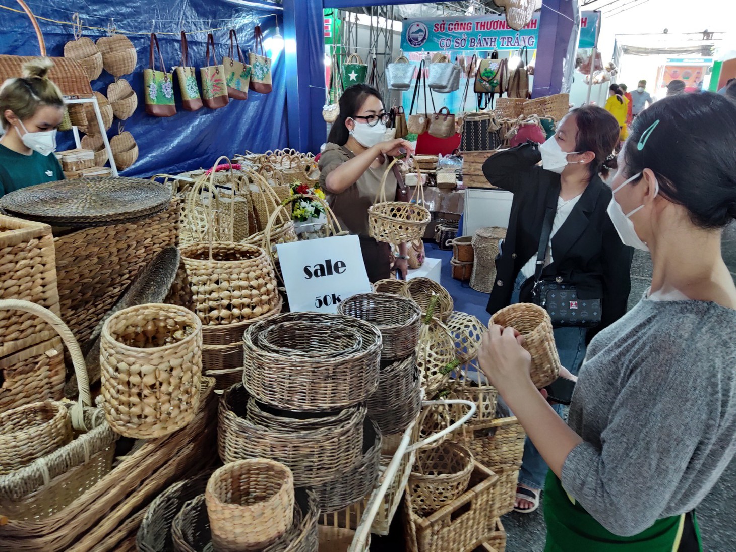 Người dân TP.HCM đi săn nấm Sa Pa, chả cá Phú Yên, xoài Đồng Tháp... - Ảnh 9.