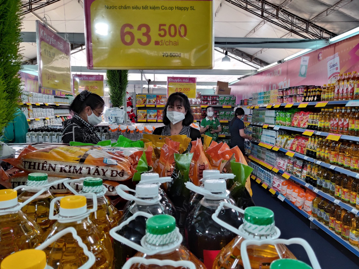 Người dân TP.HCM đi săn nấm Sa Pa, chả cá Phú Yên, xoài Đồng Tháp... - Ảnh 8.