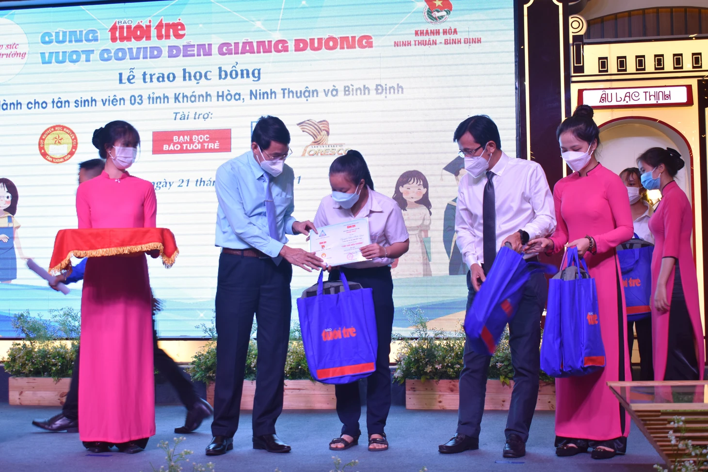 Tiếp sức cho tân sinh viên Bình Định, Khánh Hòa, Ninh Thuận: Học bổng là phao cứu sinh cho em - Ảnh 2.