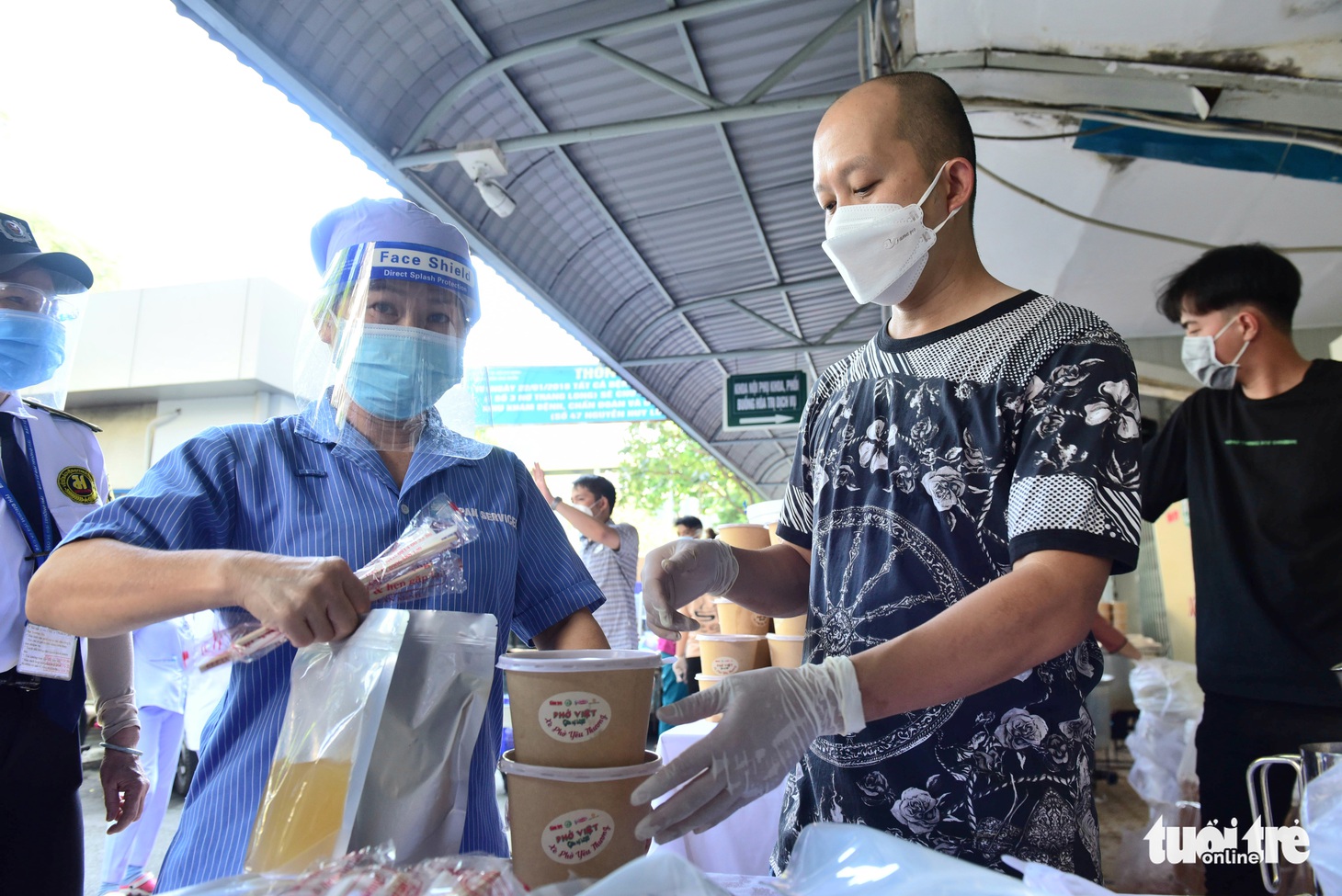 Sáng 3-12, hơn 2.000 suất phở yêu thương tặng Bệnh viện Ung bướu - Ảnh 10.