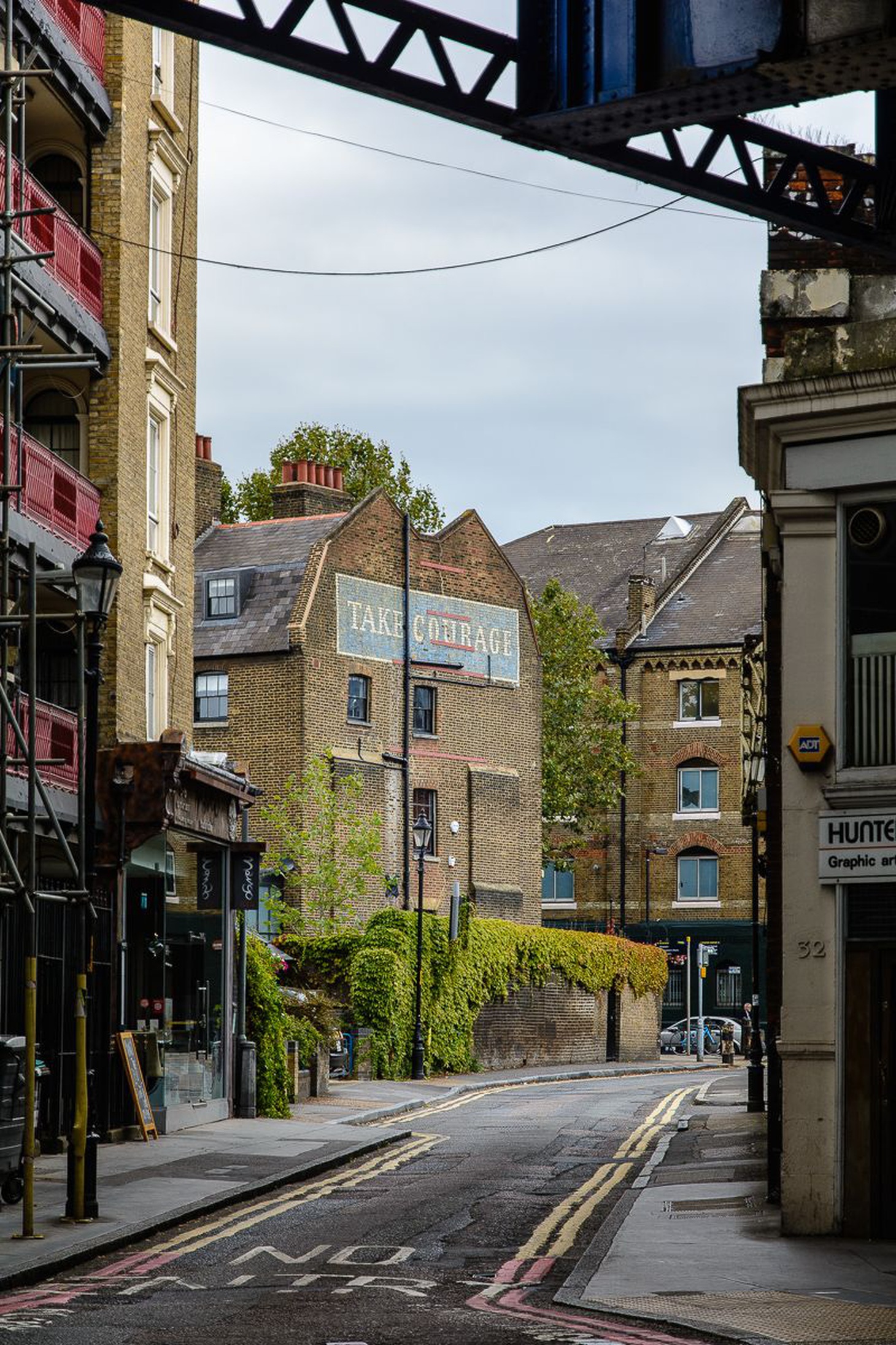 Dấu xưa hồn thu thảo của bảng quảng cáo cứu khu phố cổ London - Ảnh 2.