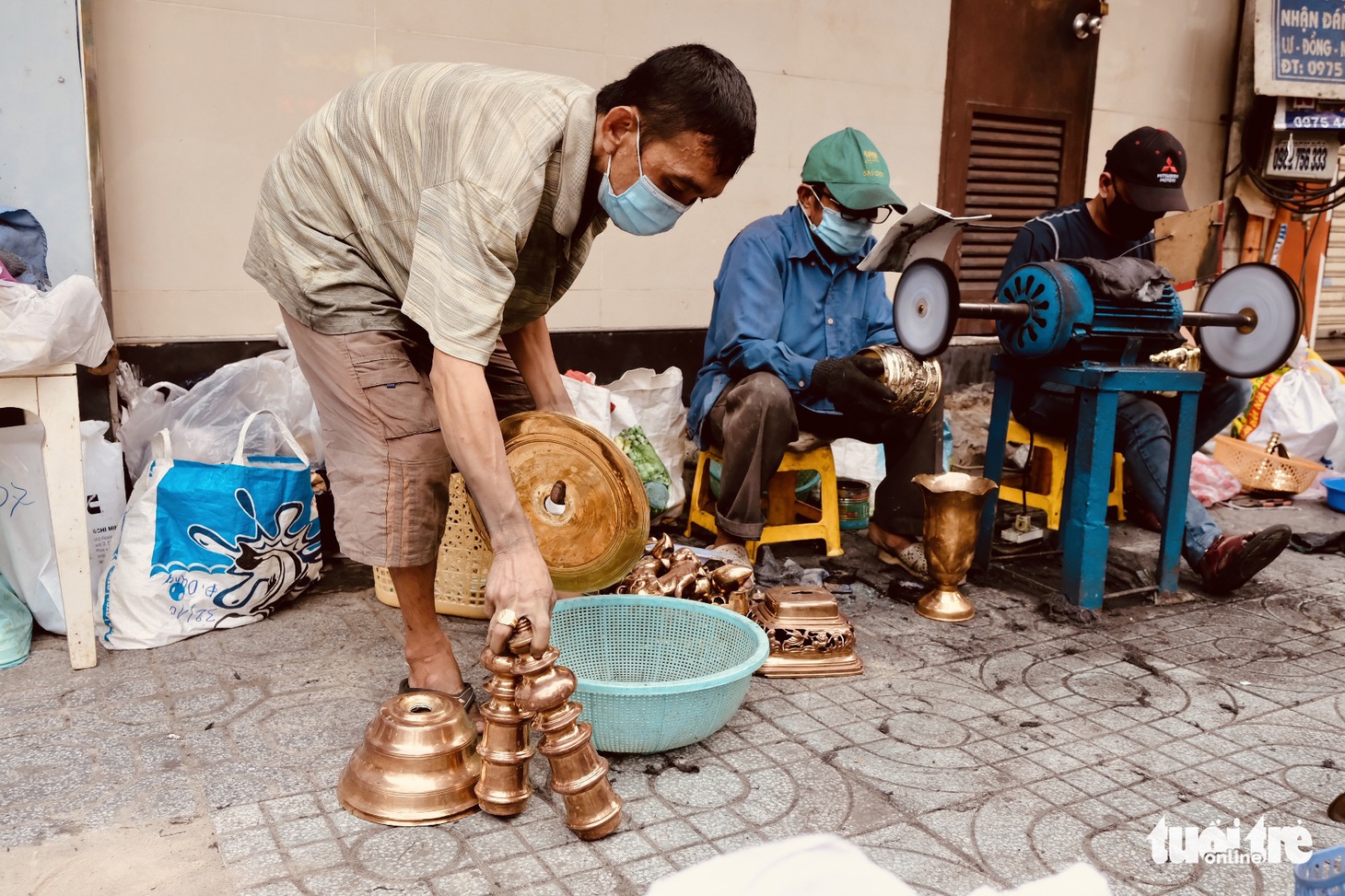 Anh em ‘Hiền - Lành’ hơn 20 năm nối nghiệp đánh bóng lư đồng - Ảnh 8.