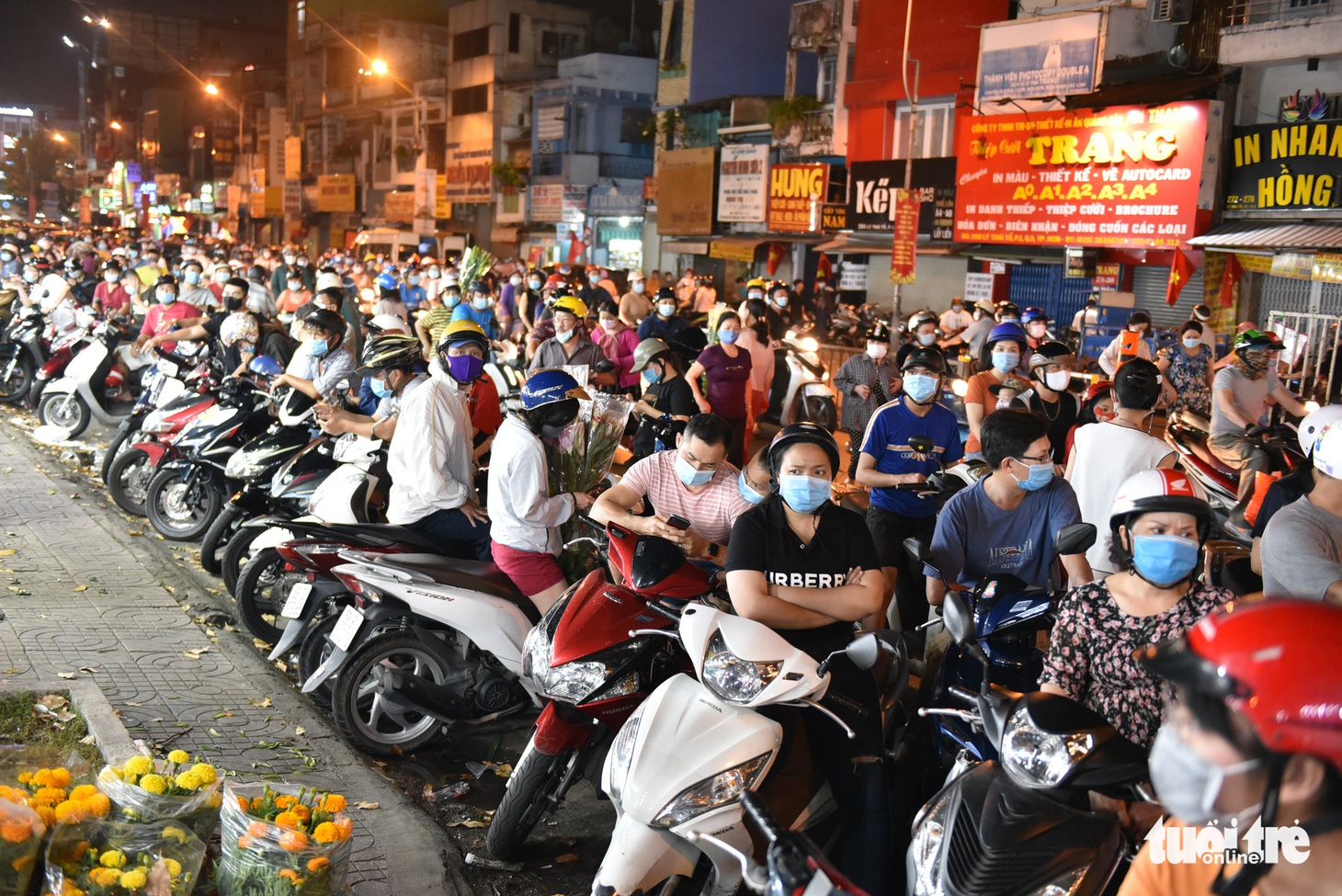 Chưa 30, hoa, dưa, trái cây xổ hết, xả hết chạy dịch về nhà ăn Tết - Ảnh 10.