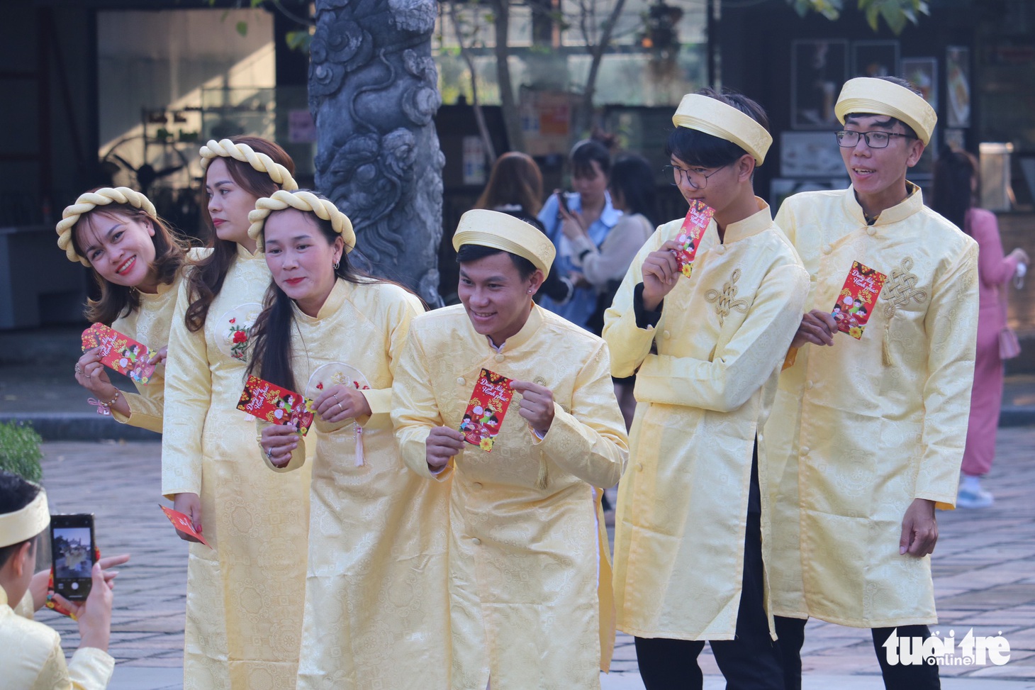 Người dân du xuân miễn phí ở di tích Huế - Ảnh 2.