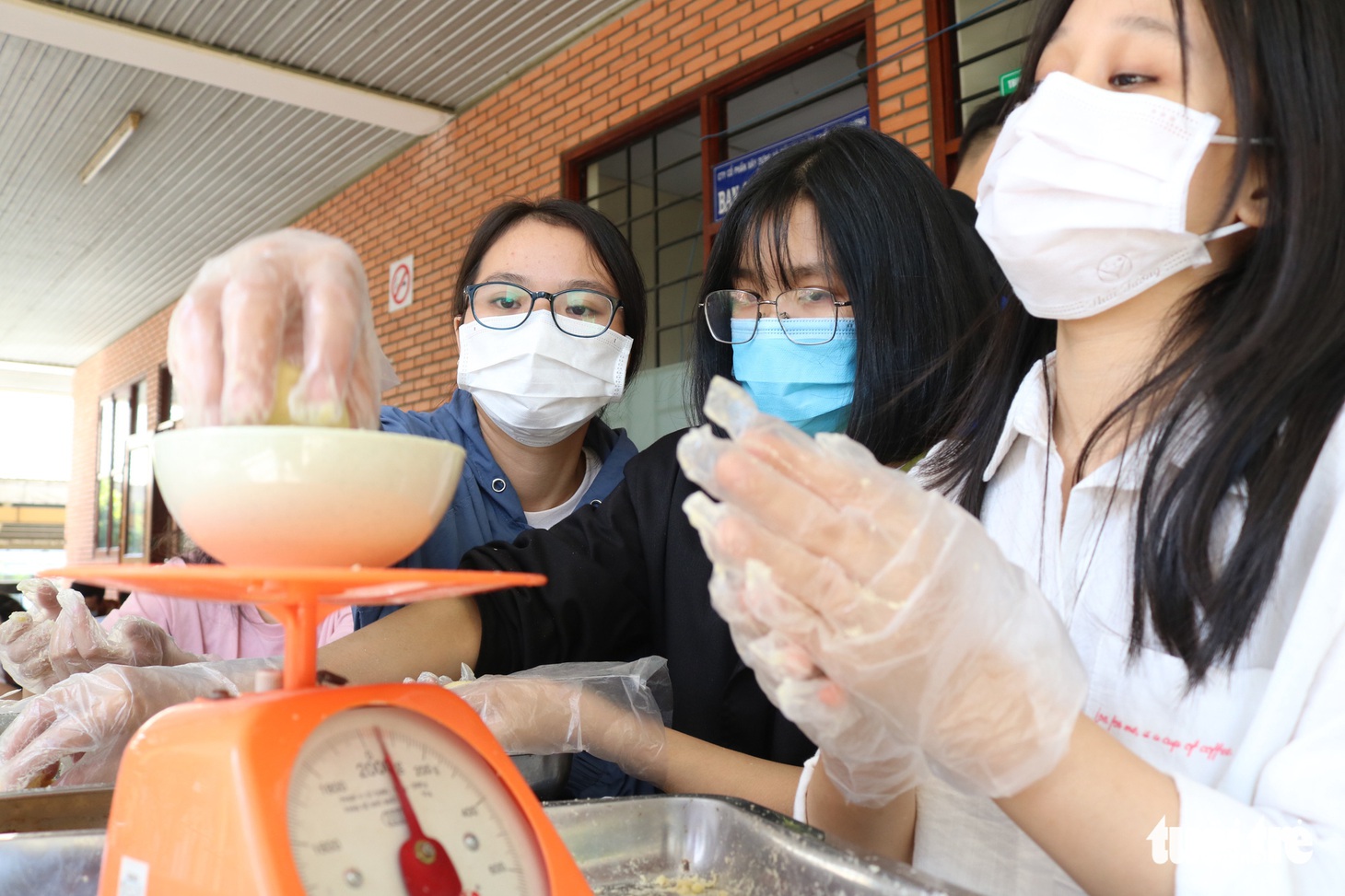 Sinh viên gói 1.000 bánh chưng tặng sinh viên khó khăn về quê ăn Tết - Ảnh 6.