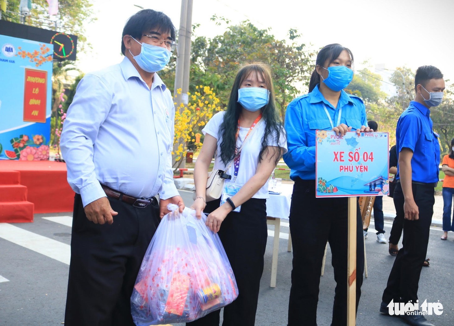 Sinh viên gói 1.000 bánh chưng tặng sinh viên khó khăn về quê ăn Tết - Ảnh 10.