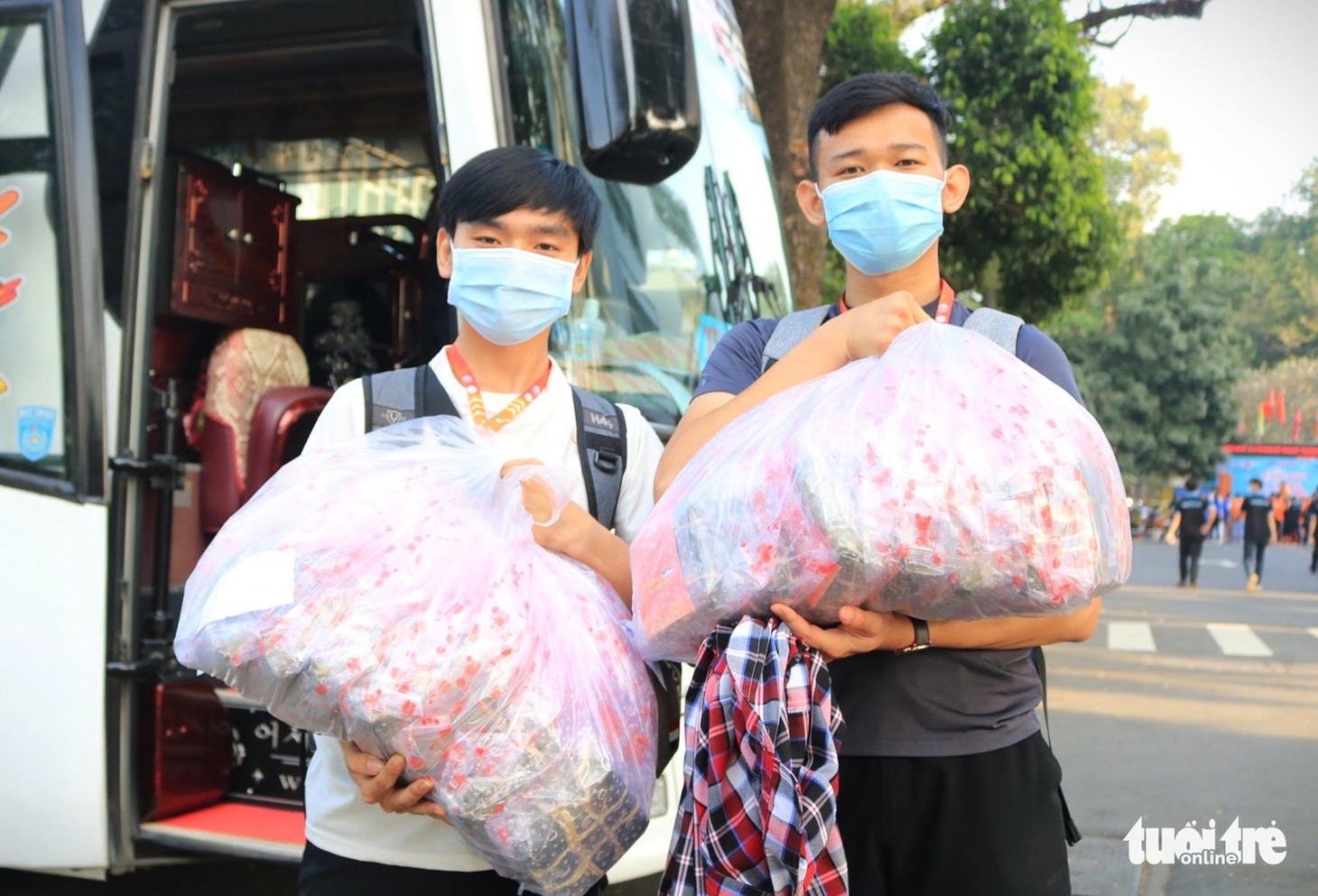 Sinh viên gói 1.000 bánh chưng tặng sinh viên khó khăn về quê ăn Tết - Ảnh 12.