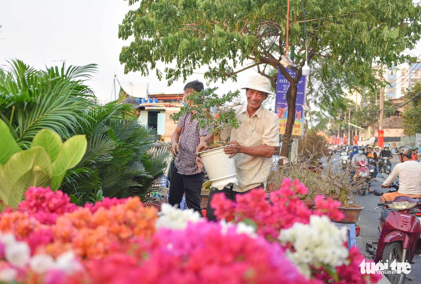 Thuyền hoa cập Bến Bình Đông chở tết đến Sài Gòn - Ảnh 9.