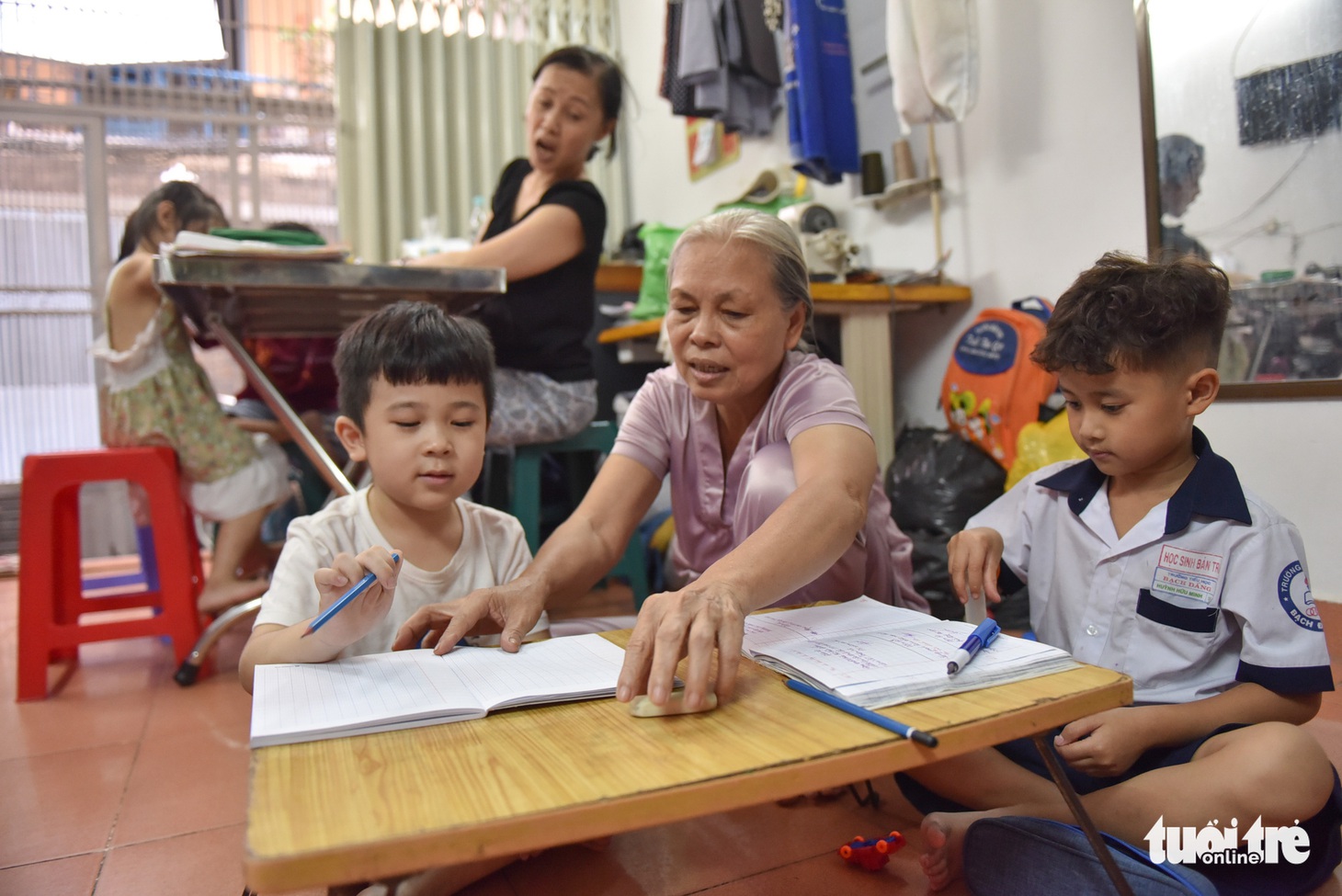 Lớp học miễn phí của mẹ chồng - nàng dâu Sài Gòn - Ảnh 1.