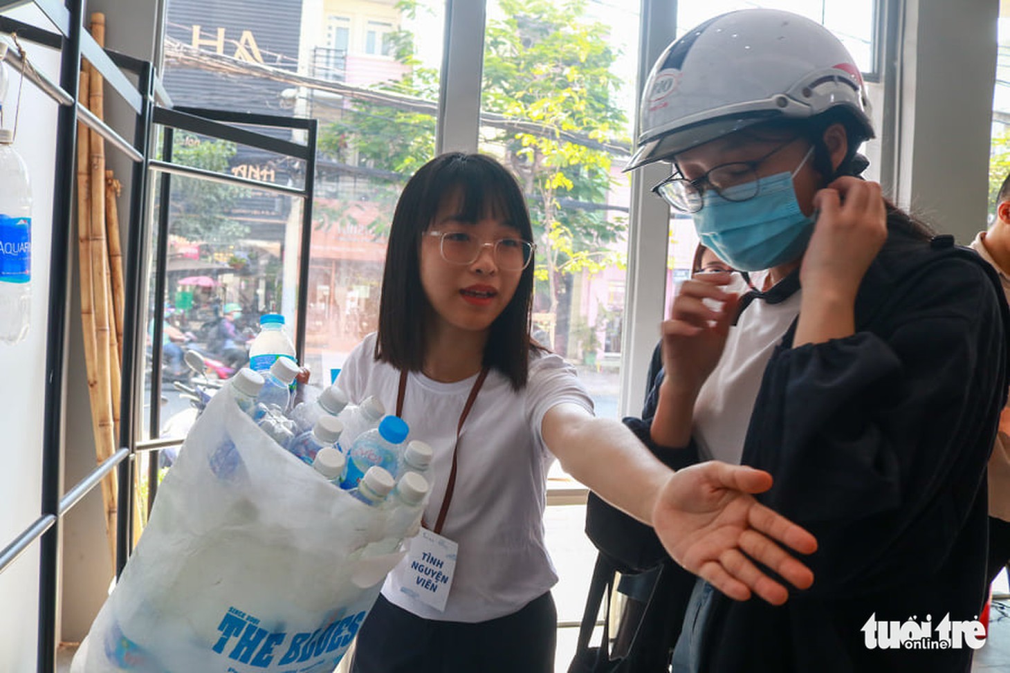 Mang chai nhựa đi đổi... vớ - Ảnh 1.