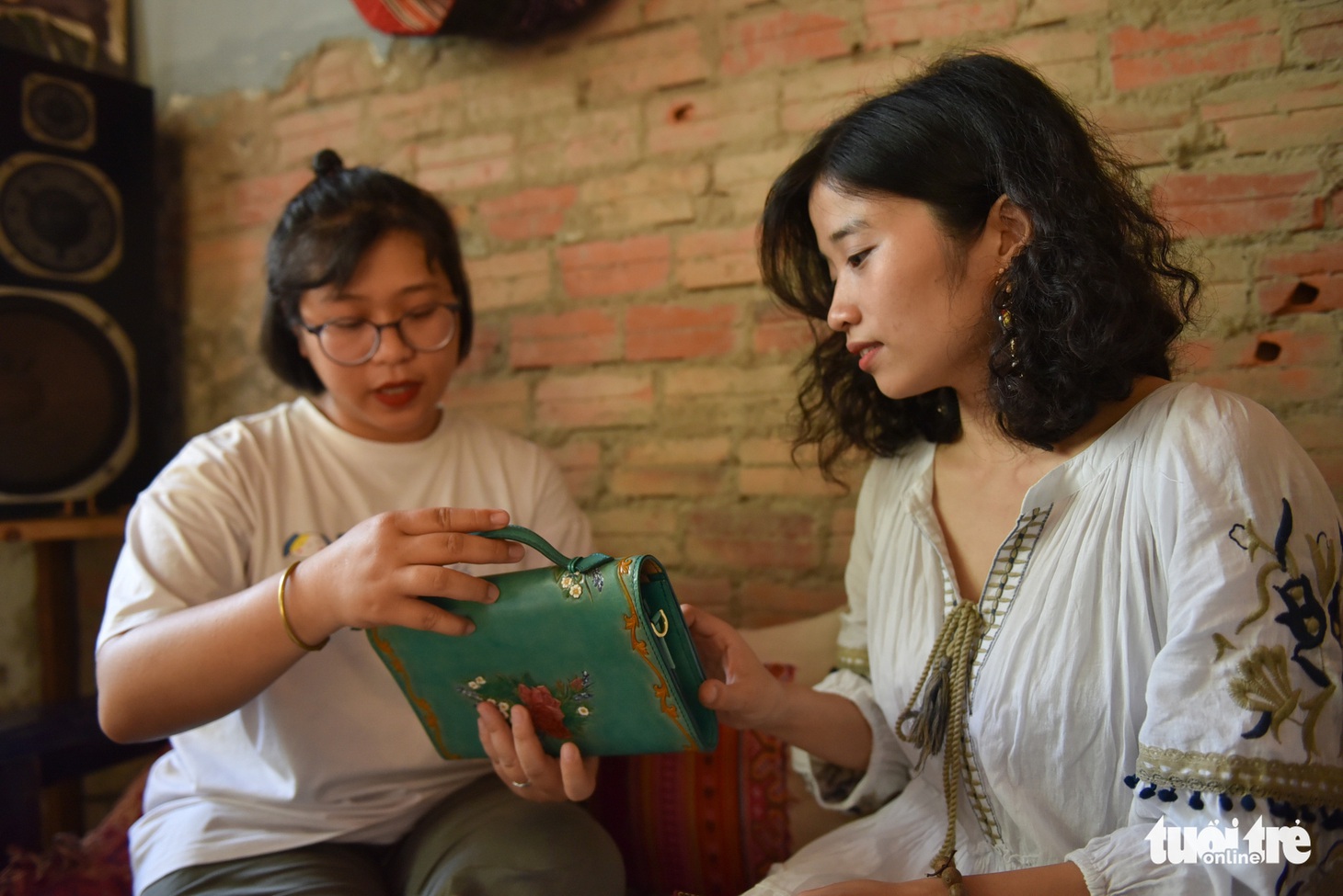 Túi da handmade chạm khắc tiền triệu làm quà dịp 8-3 - Ảnh 1.