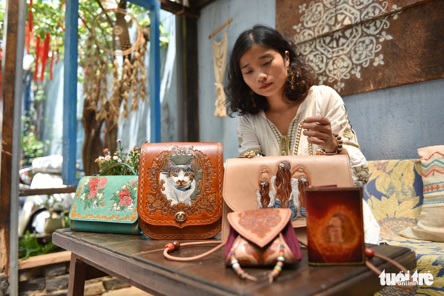 Túi da handmade chạm khắc tiền triệu làm quà dịp 8-3 - Ảnh 12.