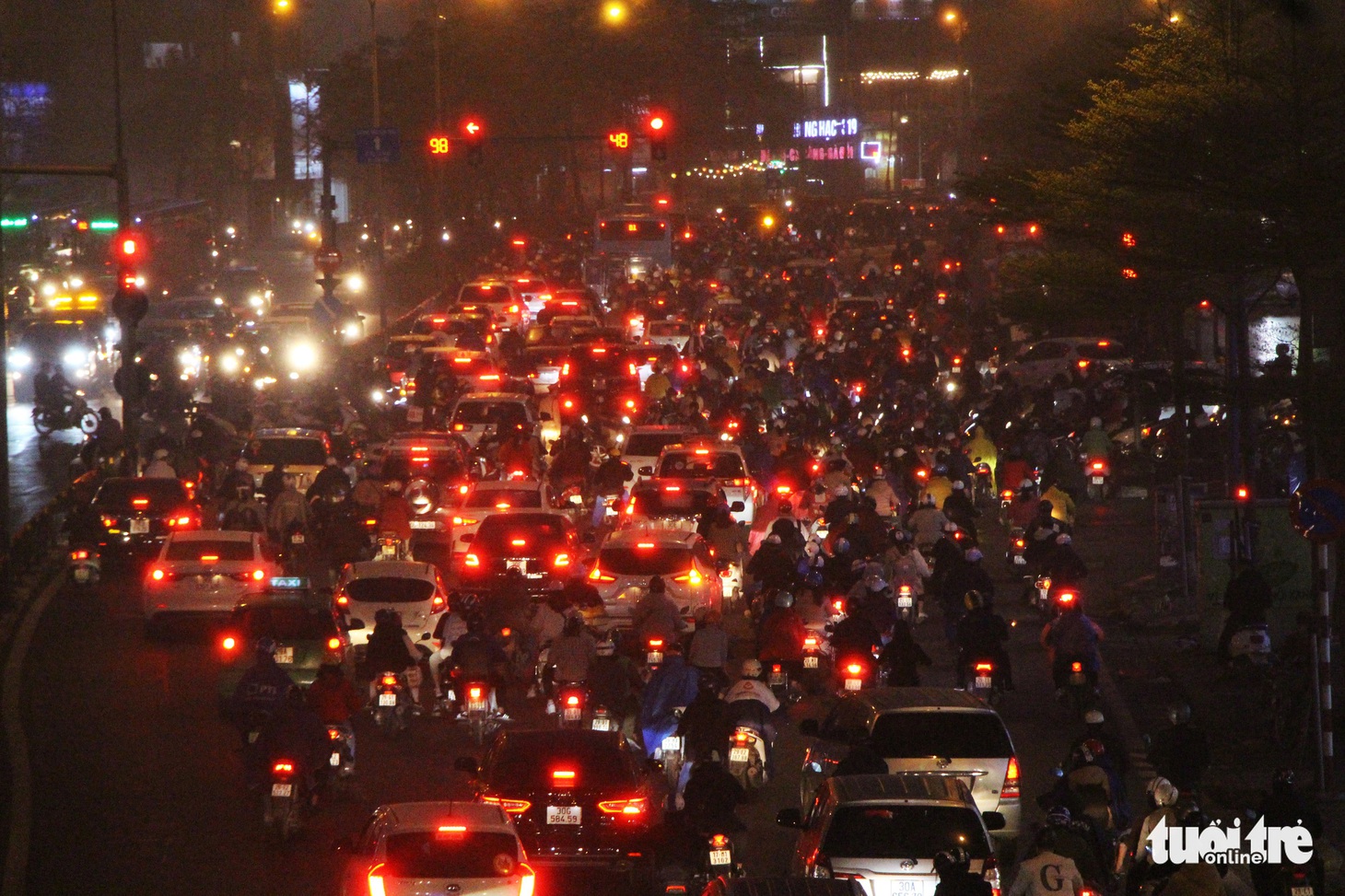 Mưa phùn kéo dài giờ tan tầm, người Hà Nội lại gặp cảnh nhích từng bước - Ảnh 3.