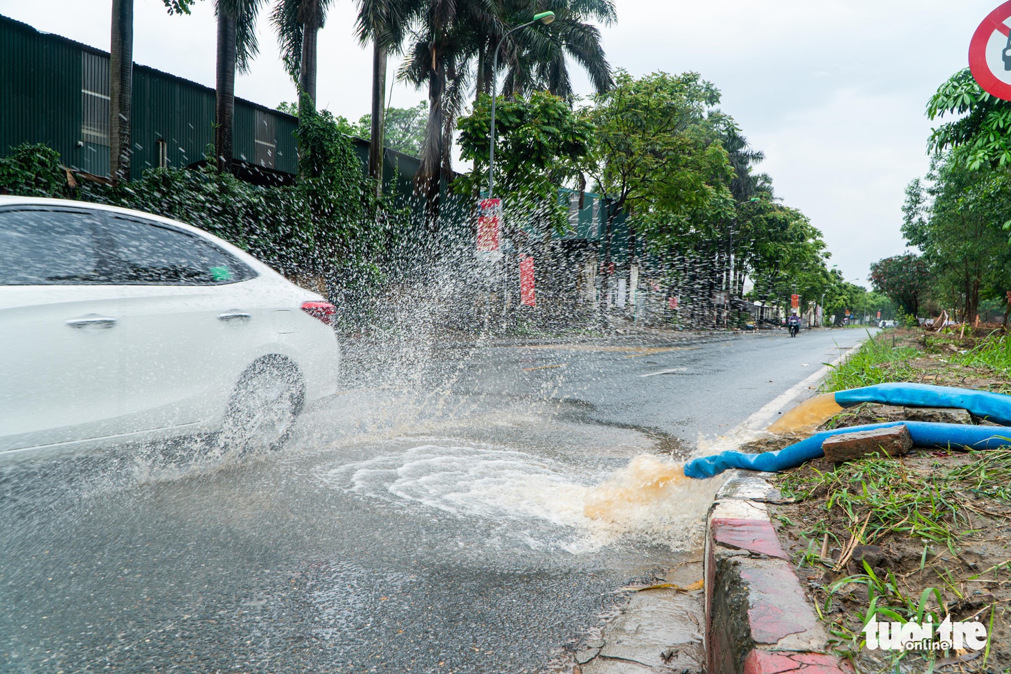 Hà Nội nhiều nơi ngập lênh láng sau mưa - Ảnh 5.