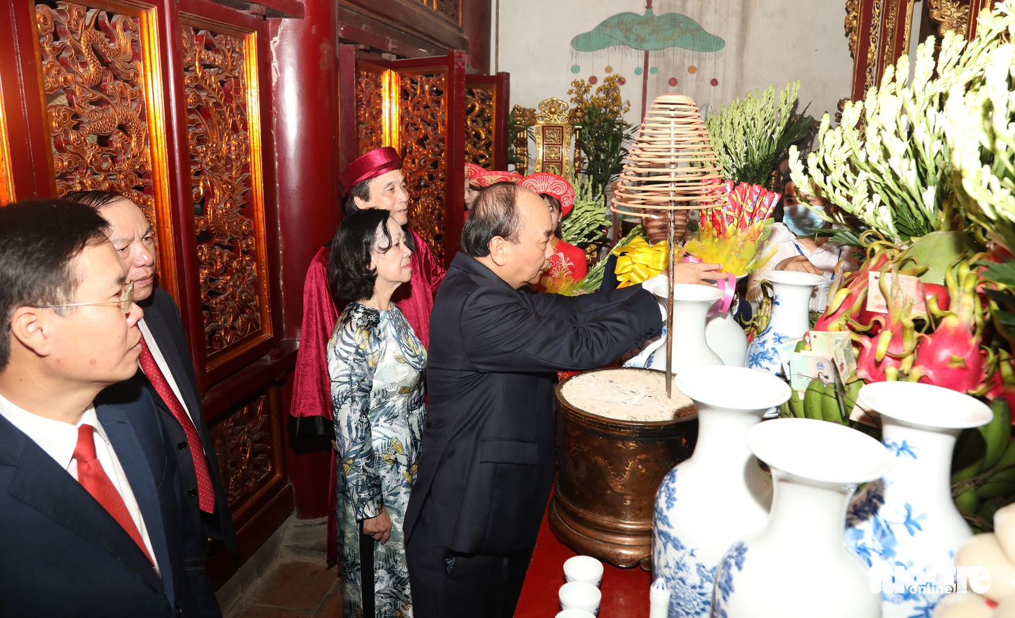 Chủ tịch nước Nguyễn Xuân Phúc dâng hương tưởng nhớ các Vua Hùng - Ảnh 9.