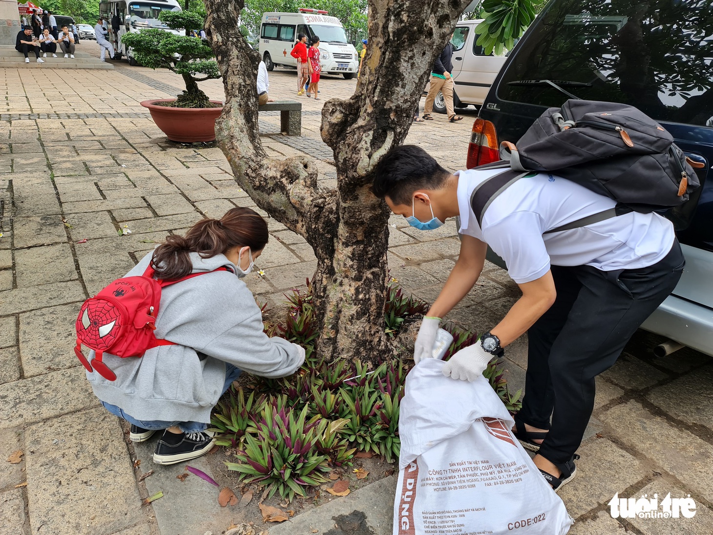 Nhặt rác ở đền thờ các Vua Hùng ngày giỗ Tổ: Bị nói sống ảo, làm màu vẫn không bỏ cuộc - Ảnh 8.