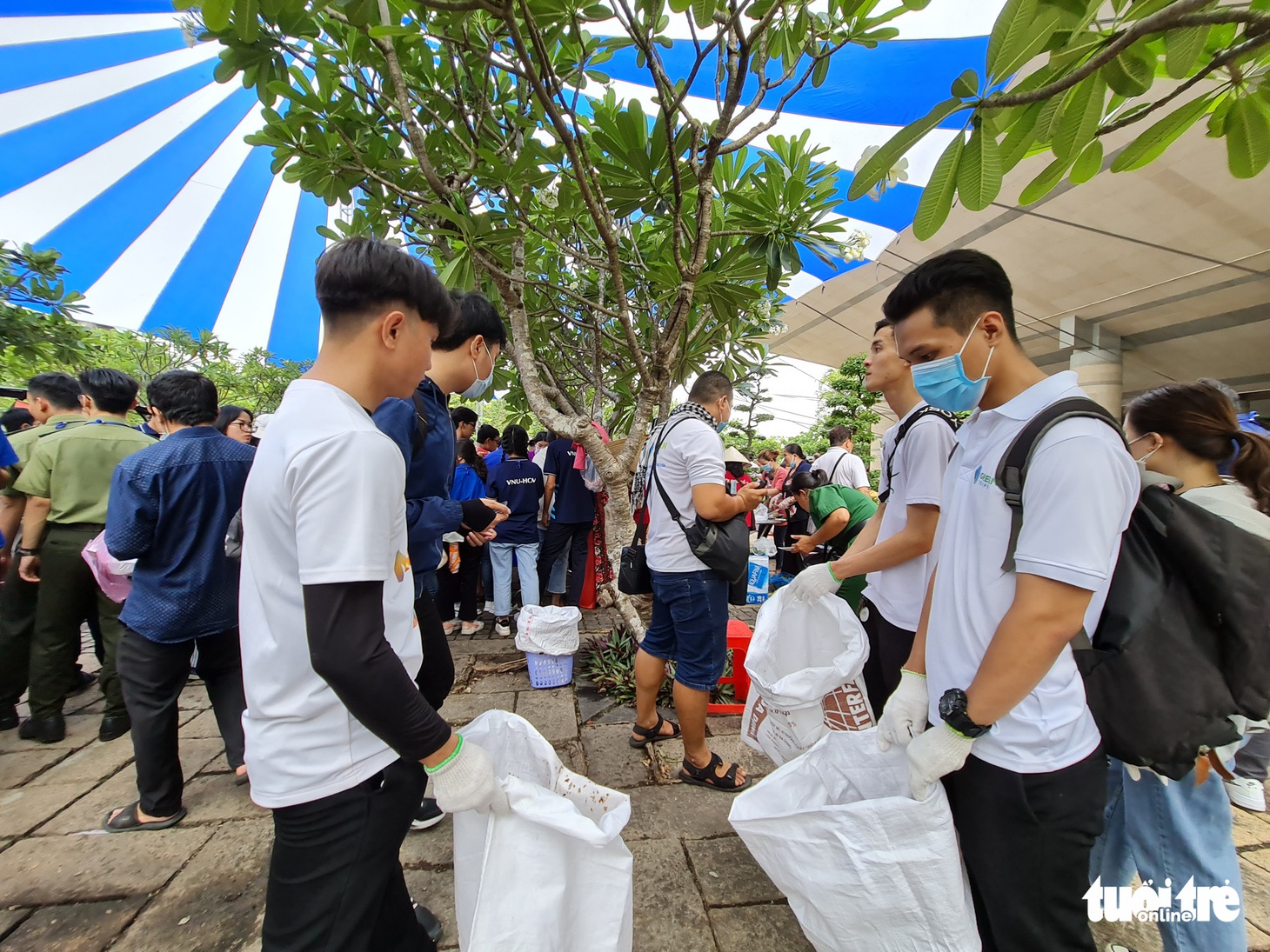 Nhặt rác ở đền thờ các Vua Hùng ngày giỗ Tổ: Bị nói sống ảo, làm màu vẫn không bỏ cuộc - Ảnh 4.