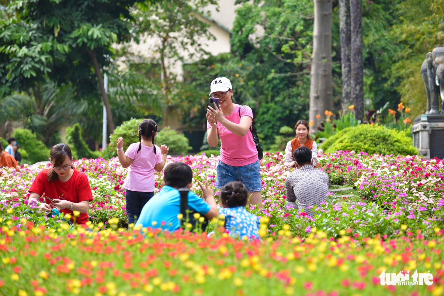 Đông nghịt người xếp hàng chờ mua vé vào Thảo cầm viên Sài Gòn - Ảnh 11.