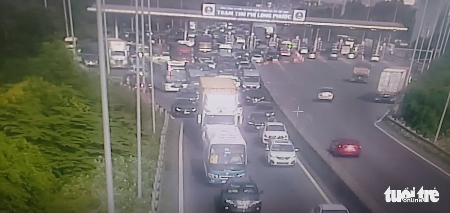 Người dân ùn ùn rời TP.HCM, cao tốc, xa lộ Hà Nội, quốc lộ 1 quá tải - Ảnh 4.