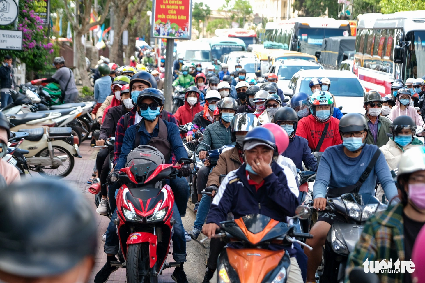 Đà Lạt ngày 1-5 tiếp tục kẹt cứng, khách đi ăn mệt mỏi than: Không lường trước đông như vậy - Ảnh 1.