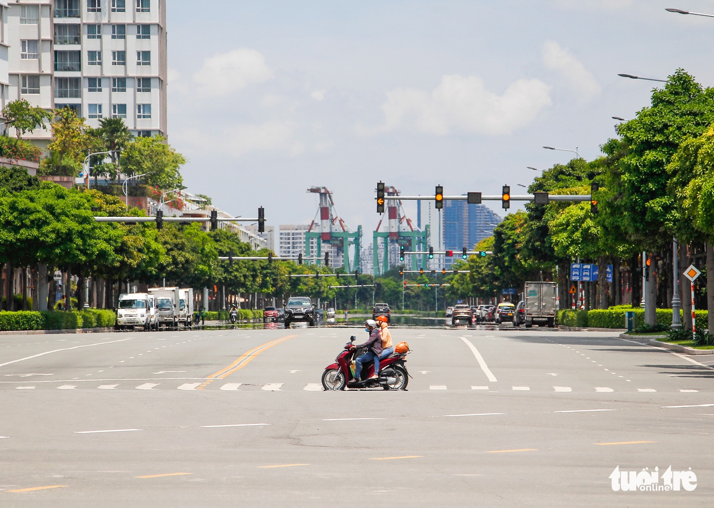 Ngã tư, đèn đỏ tại Sài Gòn thảnh thơi ngày 1-5-2021 - Ảnh 1.